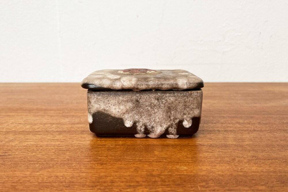 West German pottery box, fat lava WGP from the mid-century with lid, 1960s.