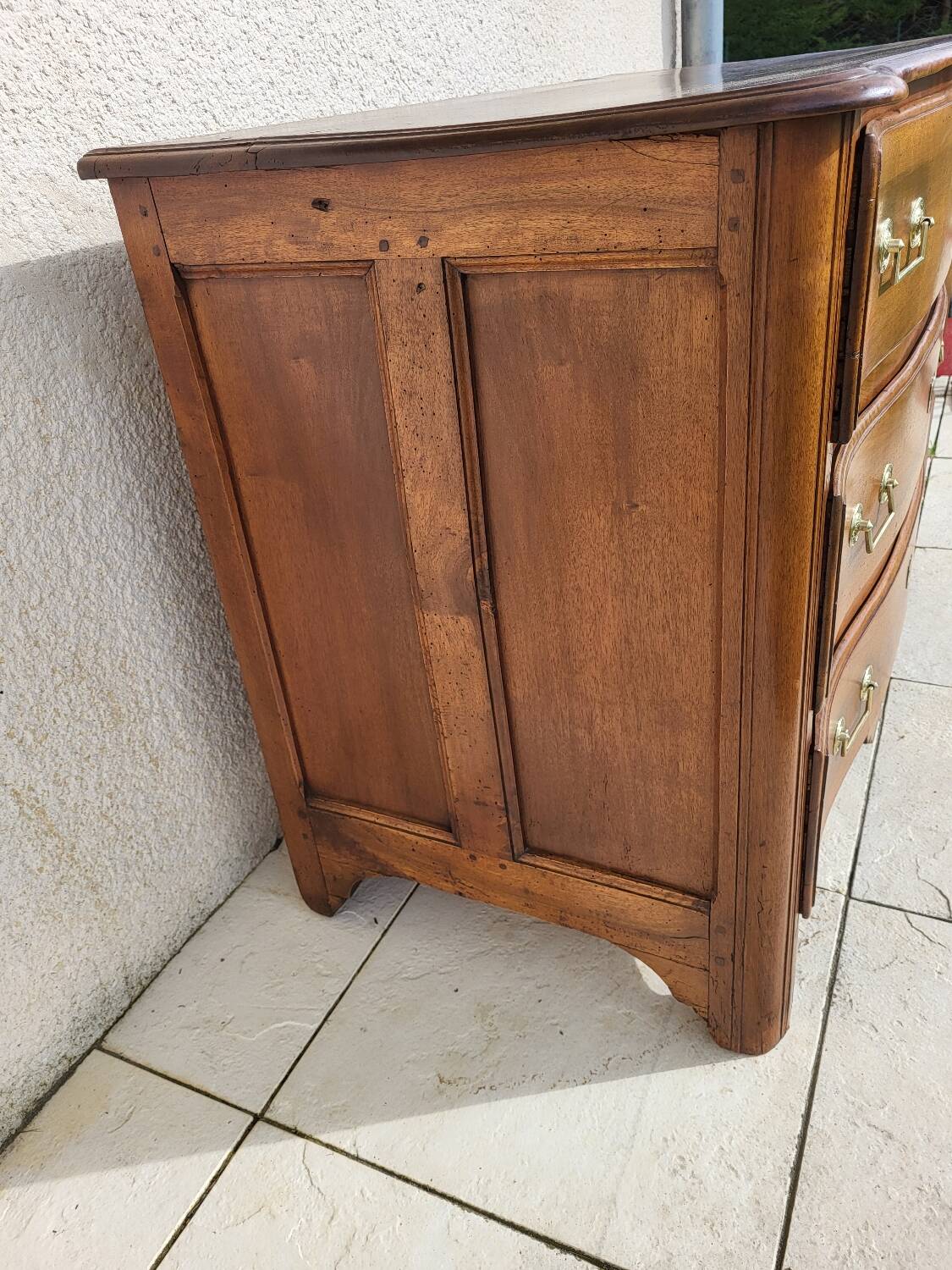 Walnut chest of drawers