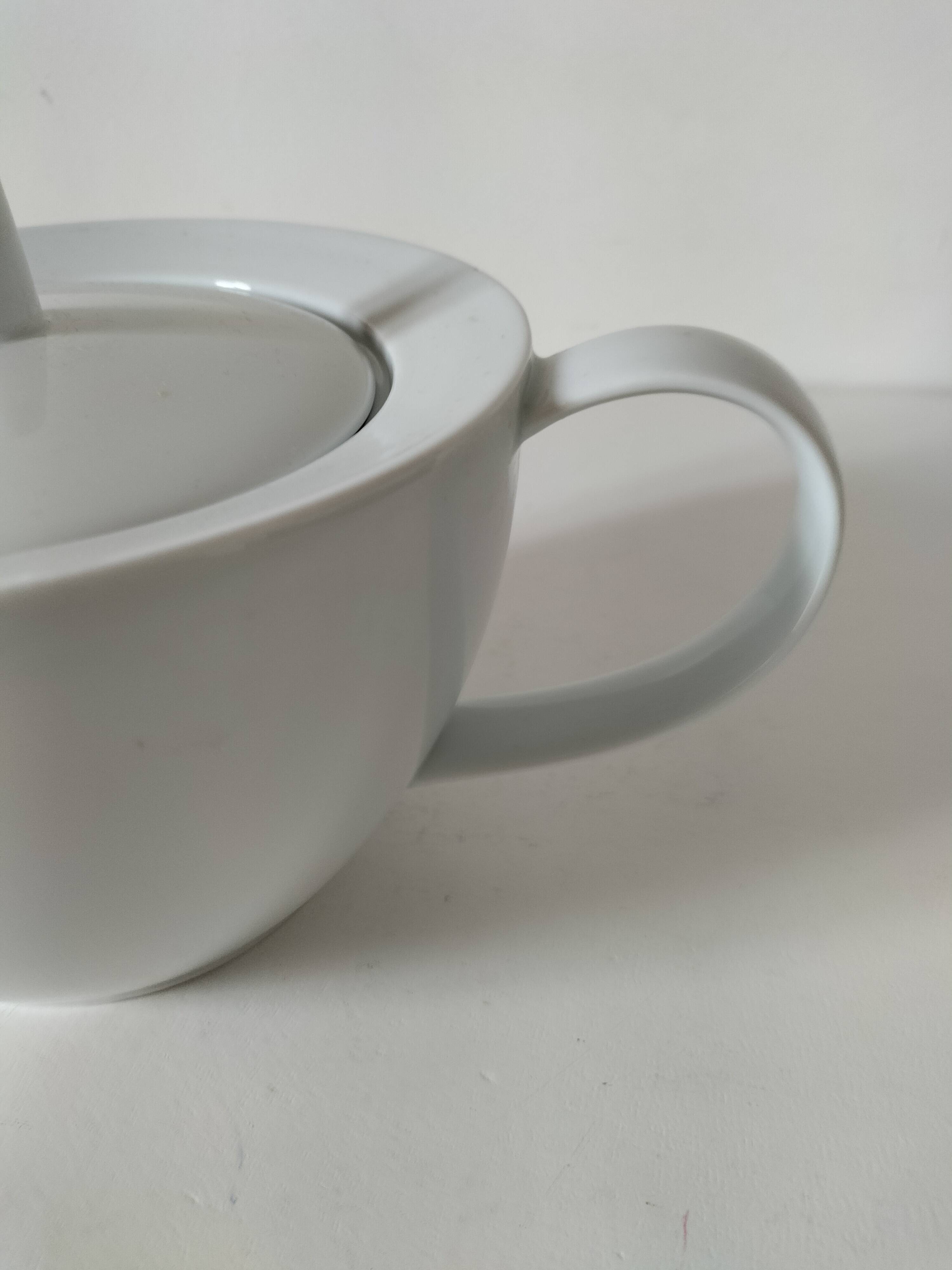 Graphic teapot in white porcelain with a minimalist design.