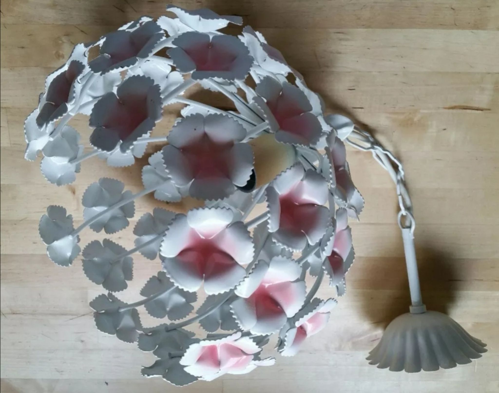 Suspension vintage fleurs tôle peinte