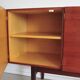 buffet danois vintage avec des tiroirs noirs et blancs