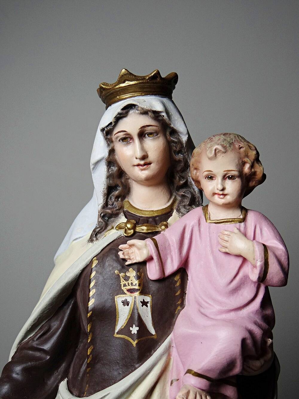 Statuette stuc ND du Mont Carmel, ateliers Olot, yeux en verre, 1920-1930