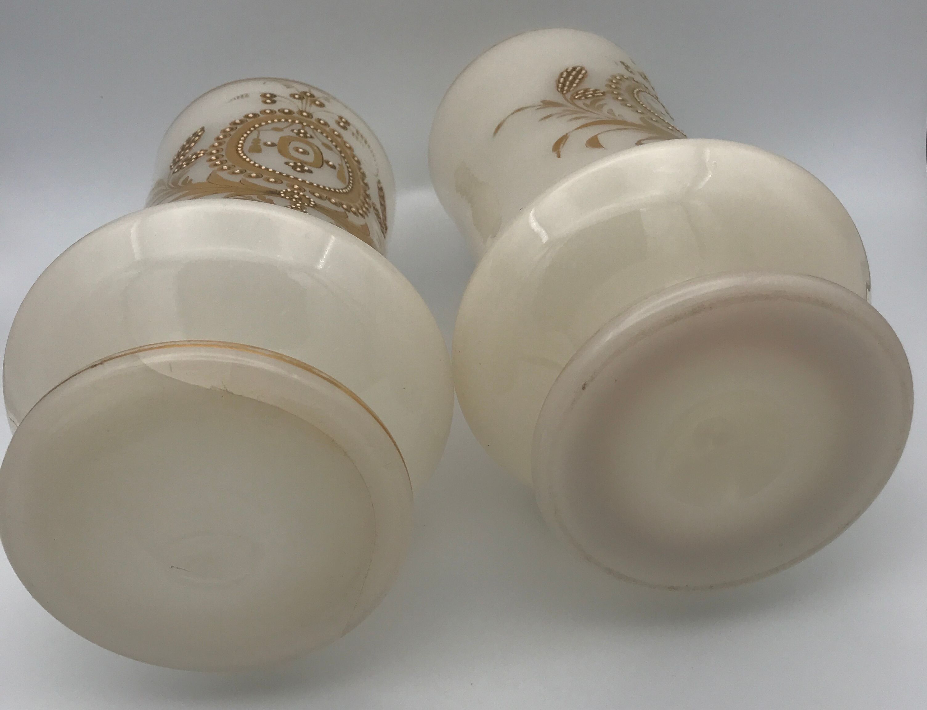Paire de vases en opaline décor de motifs de guirlandes, liserés d’or, xixème