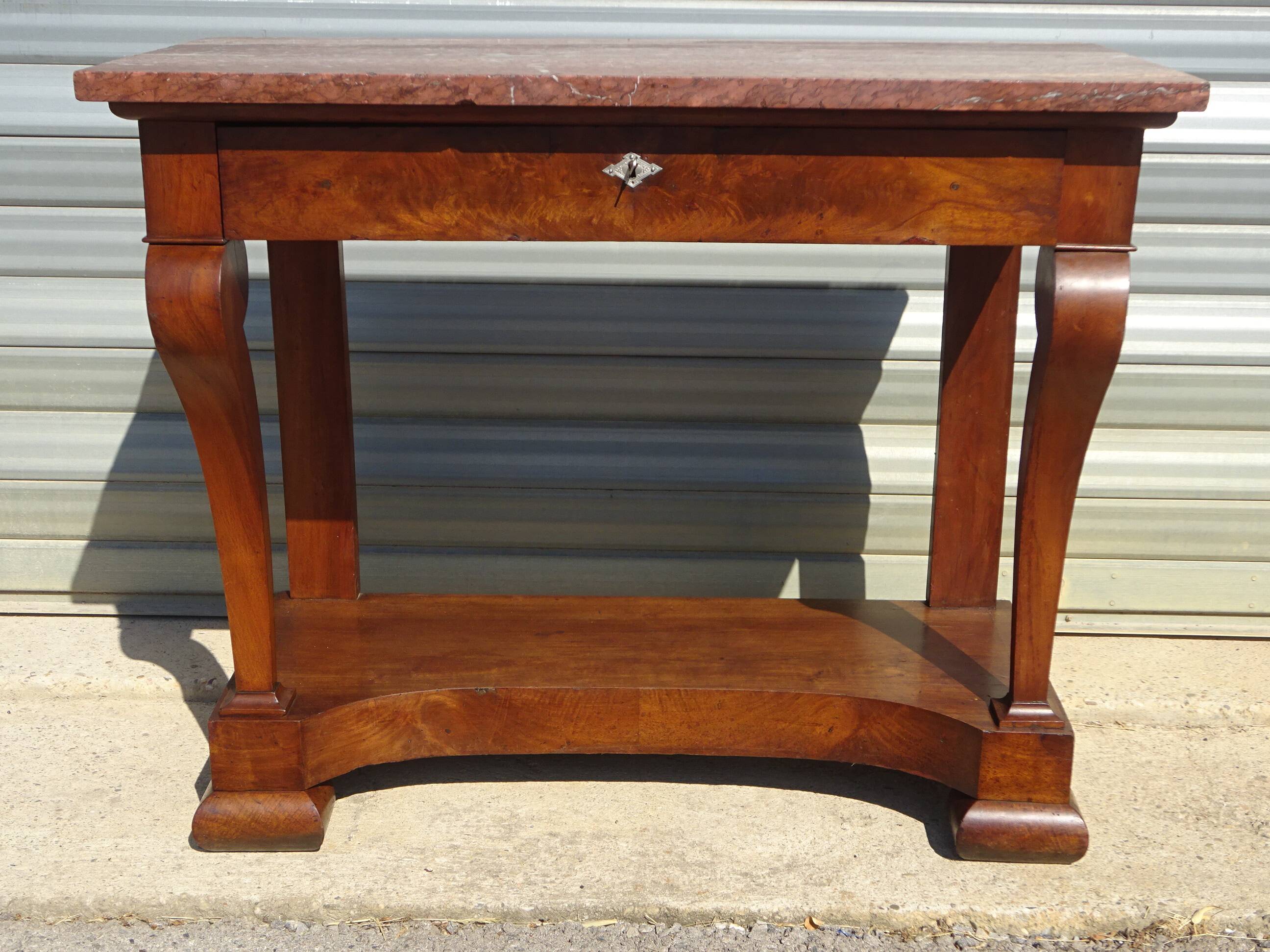 Console époque Restauration, style  Charles X en noyer avec marbre griotte