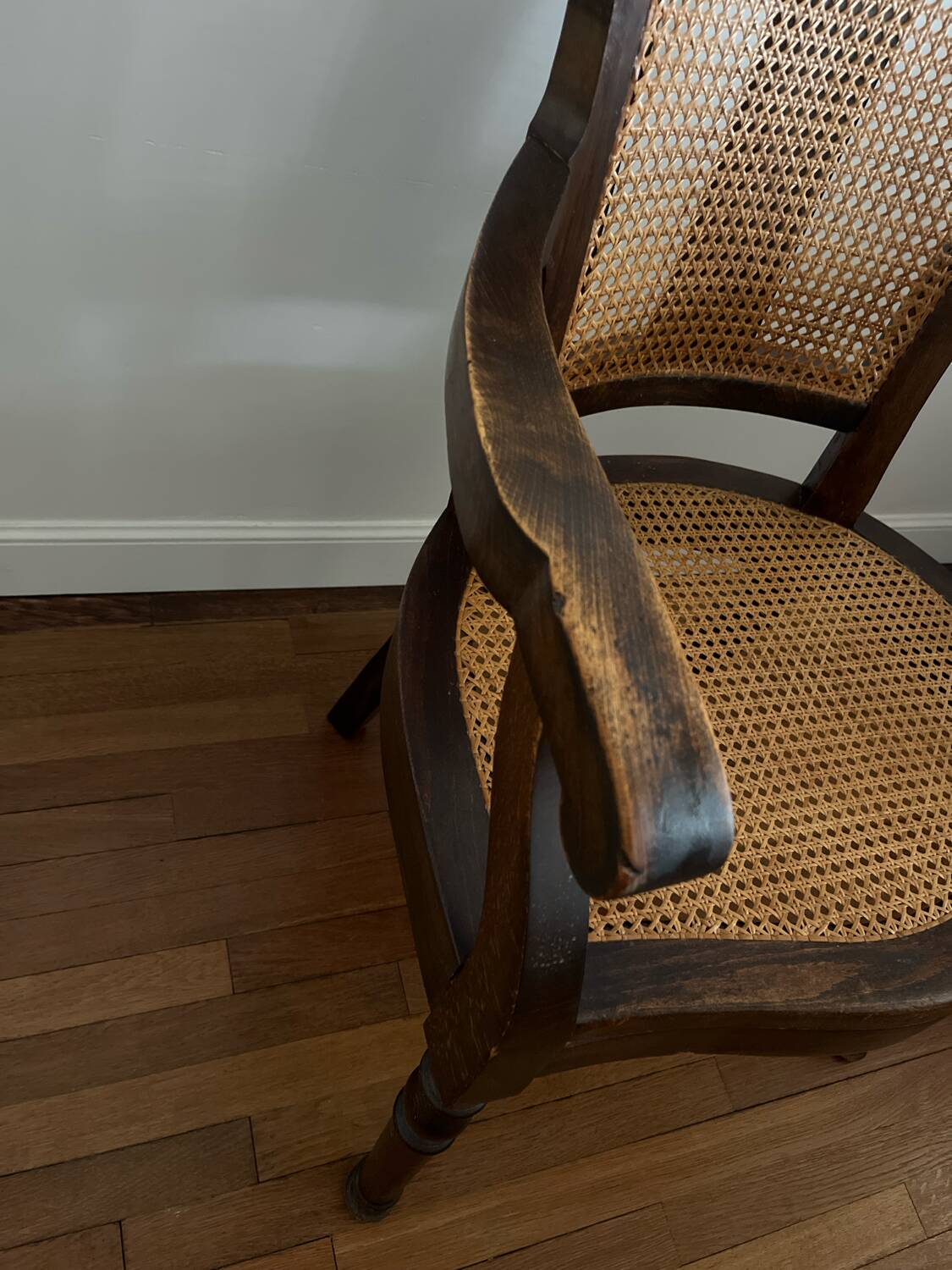 Ancien fauteuil de barbier / coiffeur en cannage