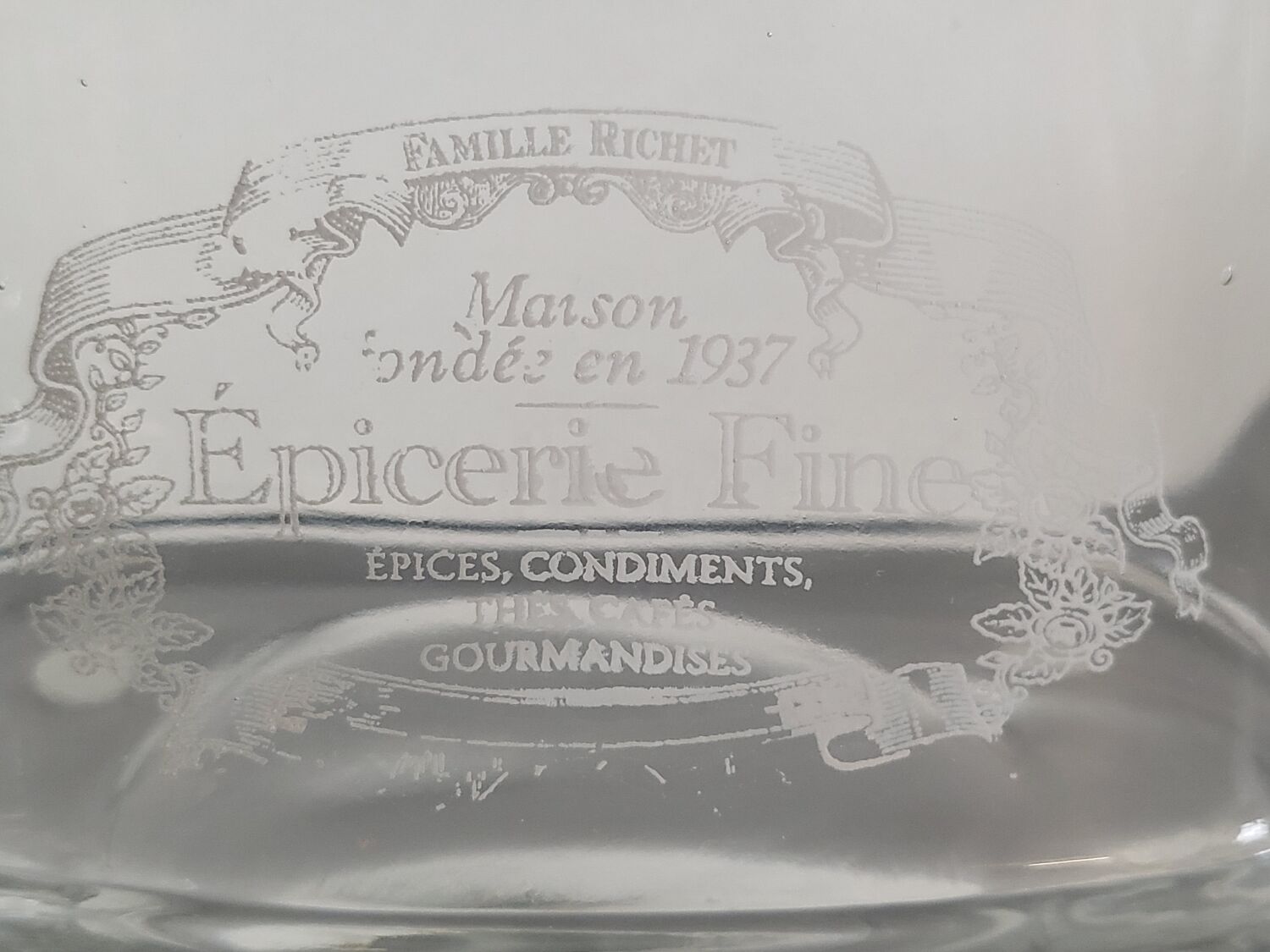 Transparent spices pot