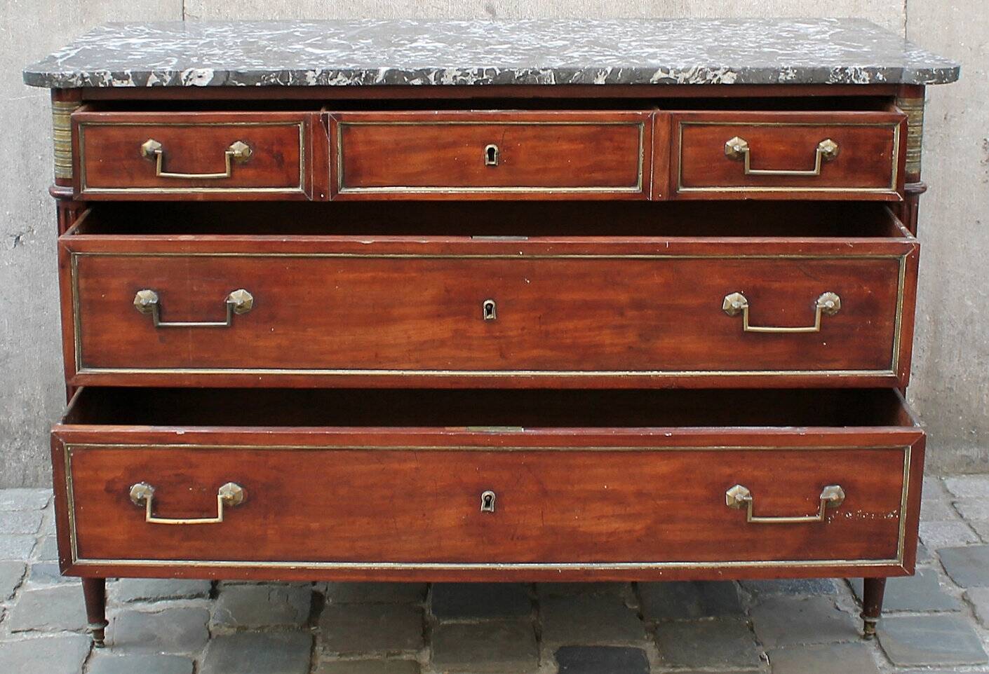 18th C. Mahogany Chest Of Drawers - Marble Top