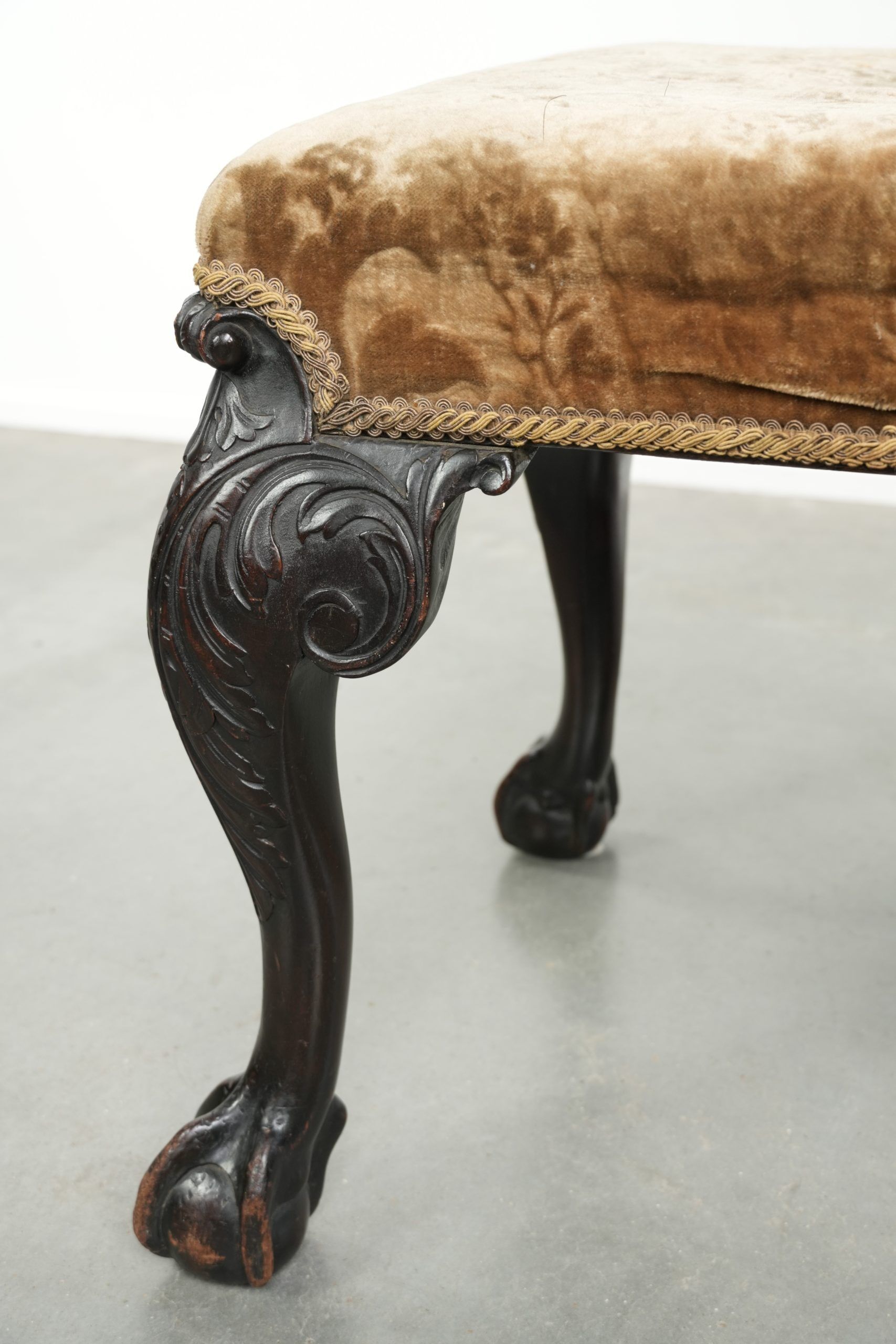 Siège / ottoman néerlandais antique du XVIIIe siècle en tissu velours