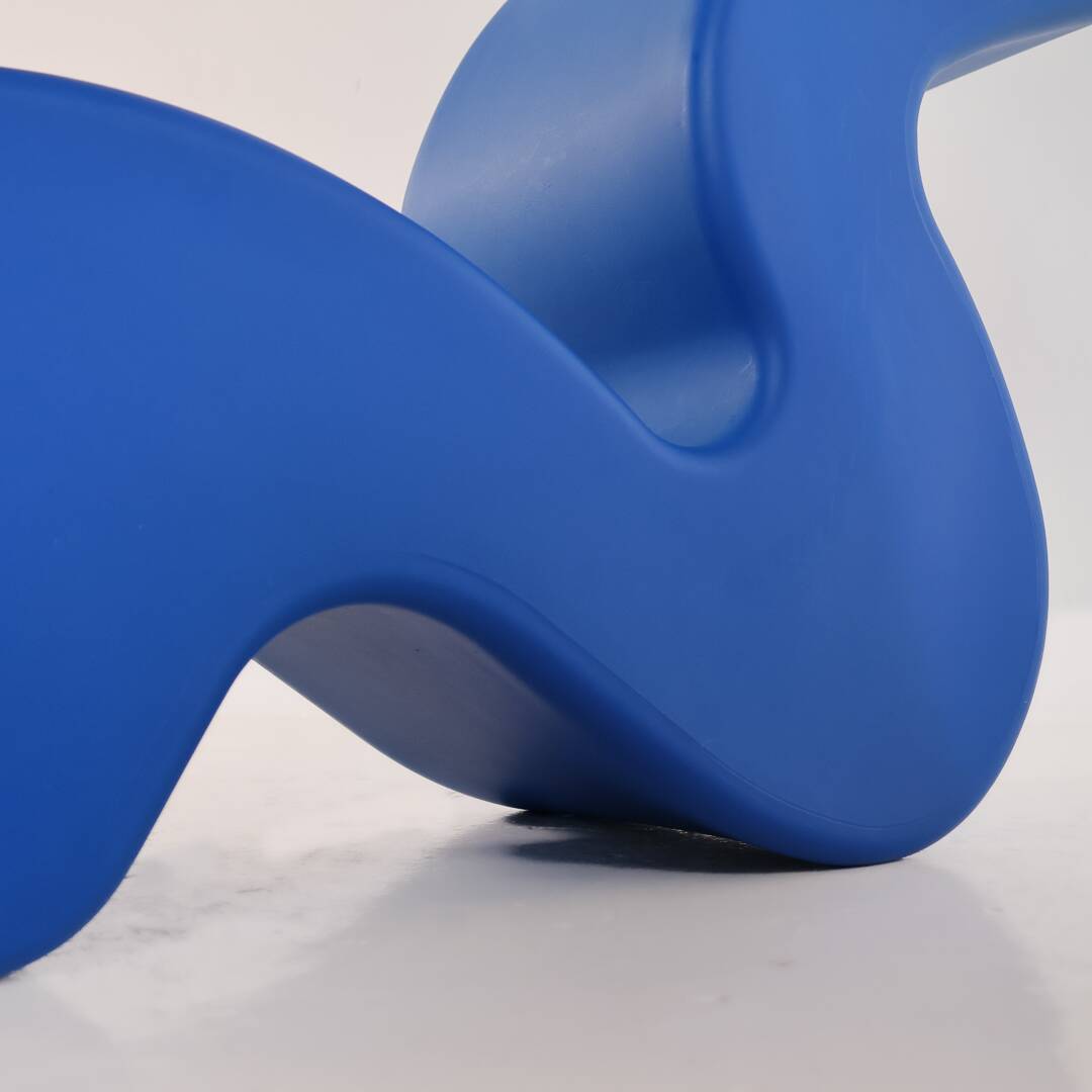 Chaise Phantom Bleue par Verner Panton