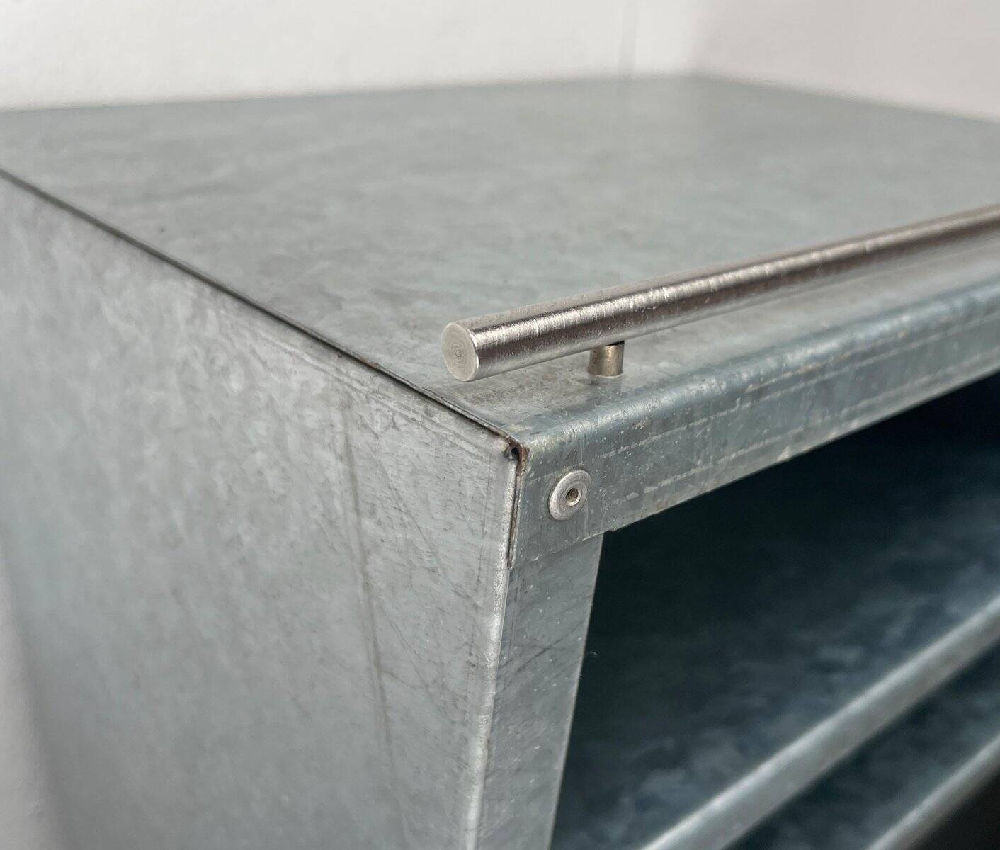 Étagère murale en métal postmoderne allemande de Radius Design, années 1980