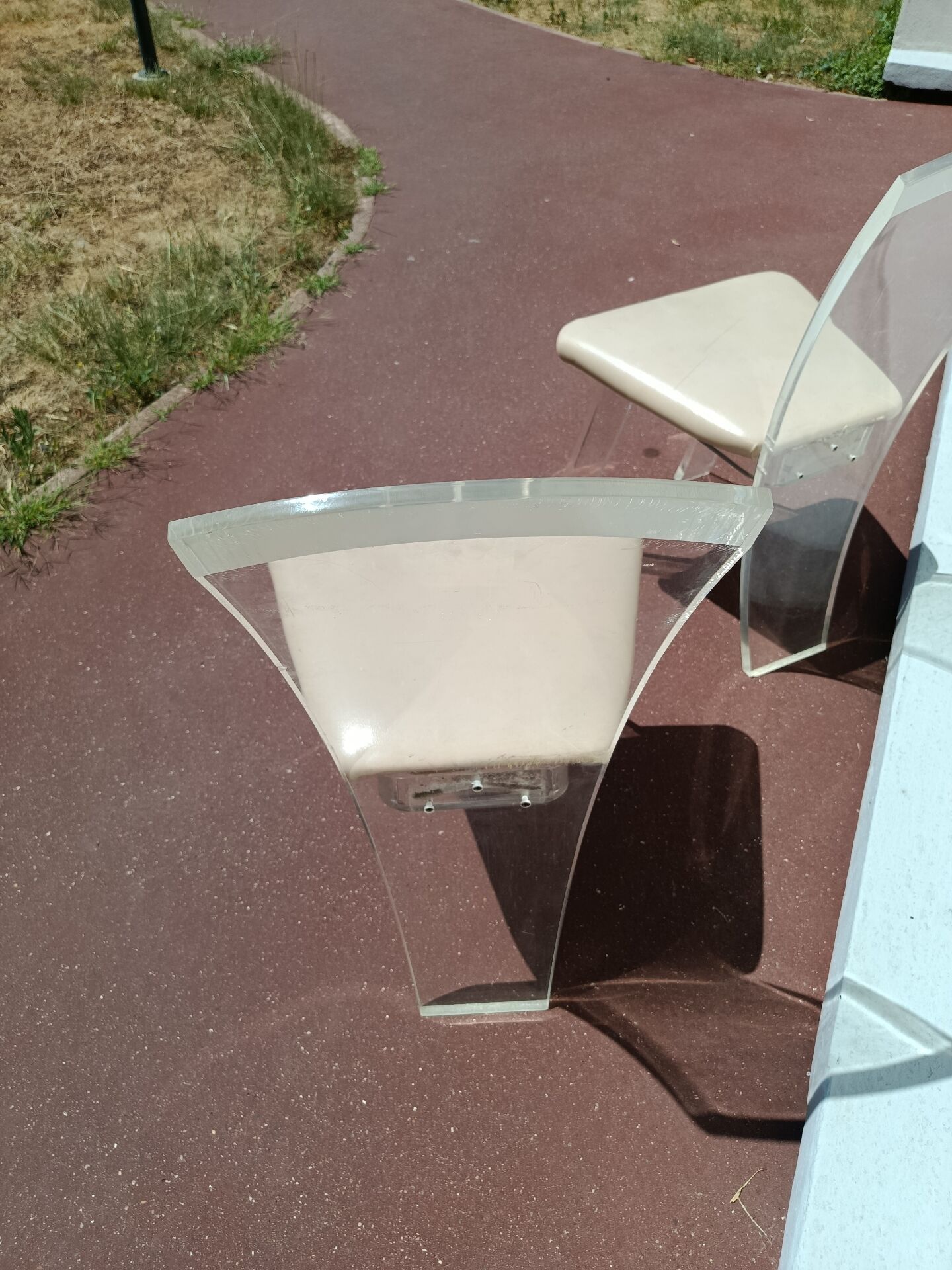 Chaises design en plexiglass Lucite annees 70