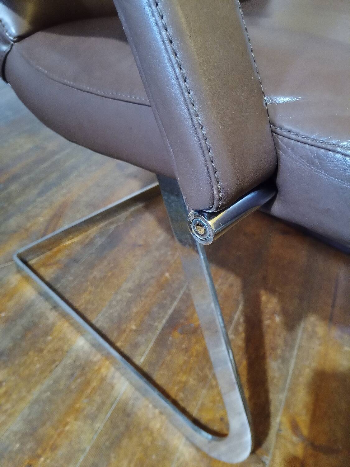 Deux fauteuils cuir et chrome 1970