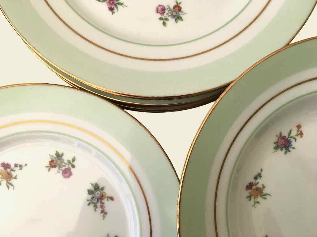 Service of 18 porcelain plates for 6 people