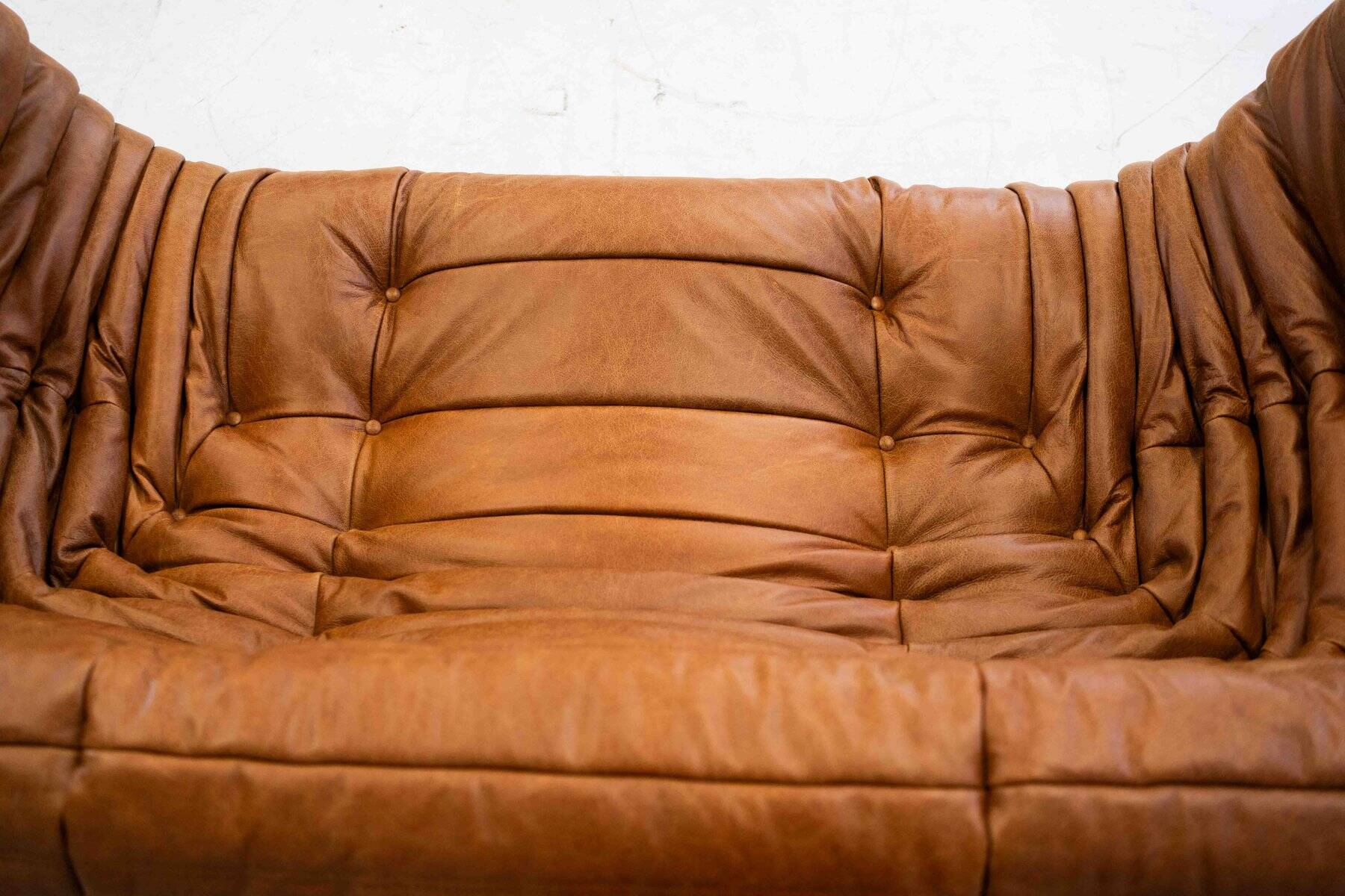 Canapé Togo vintage deux places avec accoudoirs en cuir de pin marron attribué à Michel Ducaroy pour Ligne Roset, années 1970