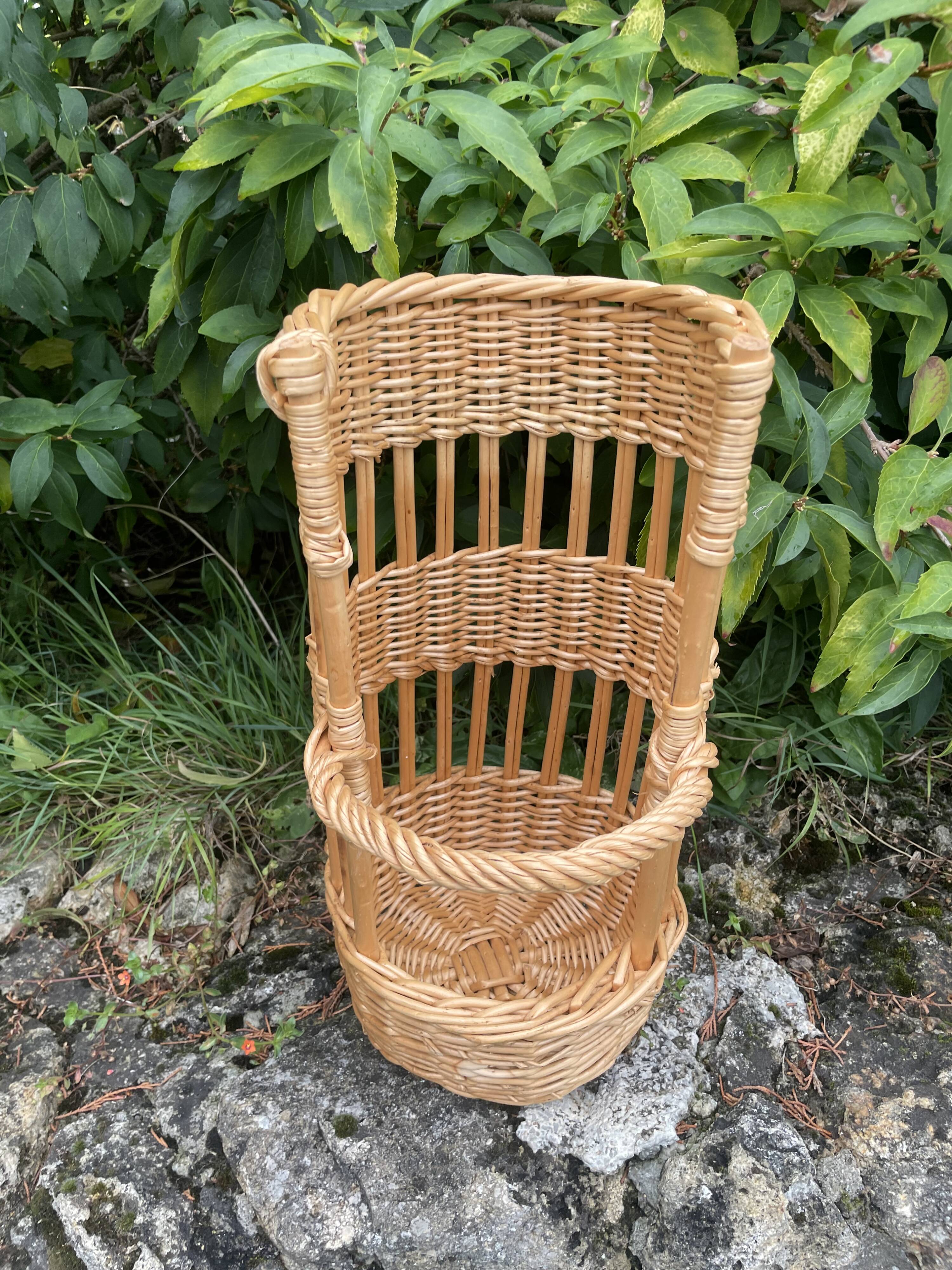 Small wicker bread basket
