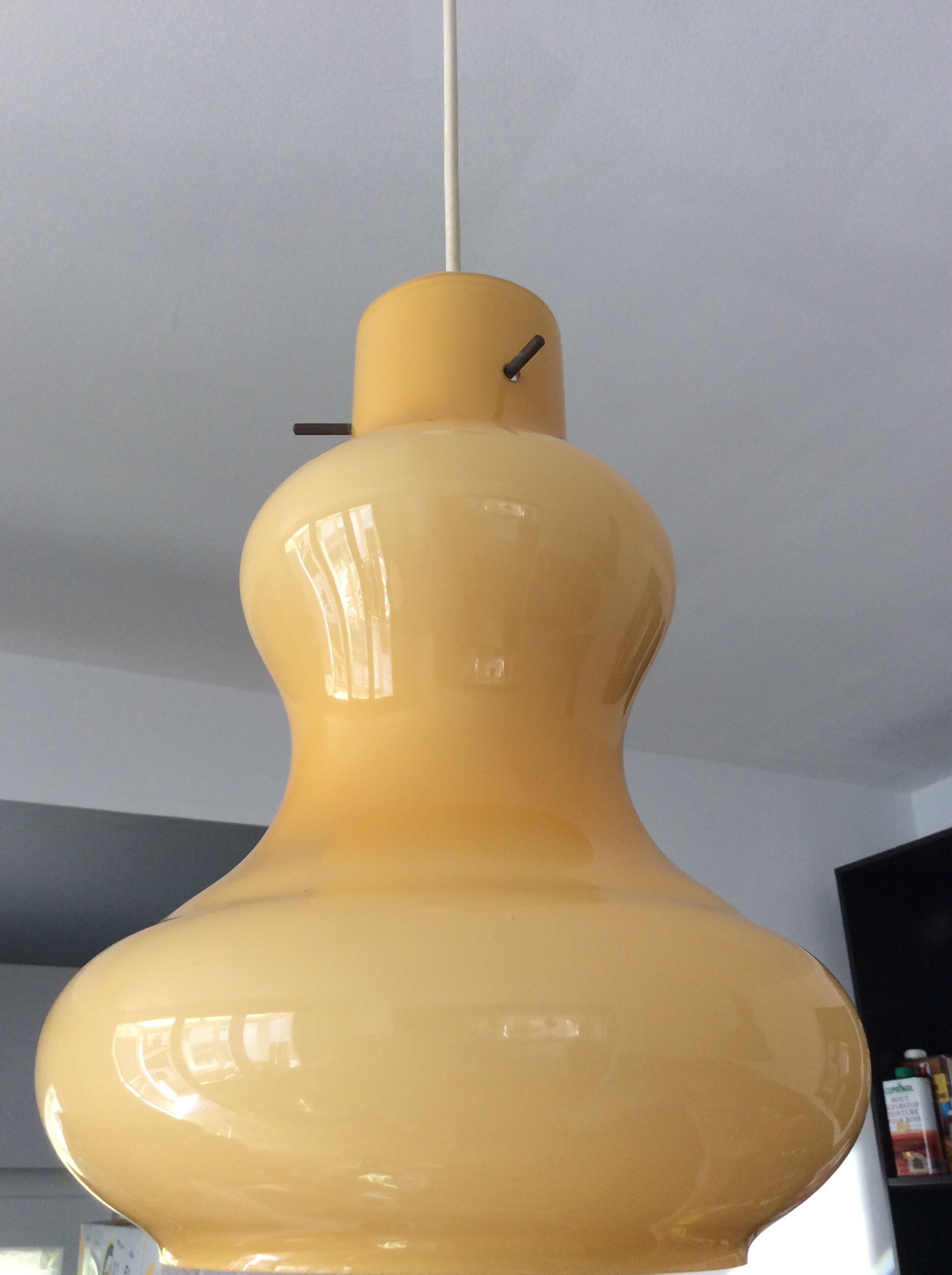 Suspension scandinave des années 60-70 en opaline