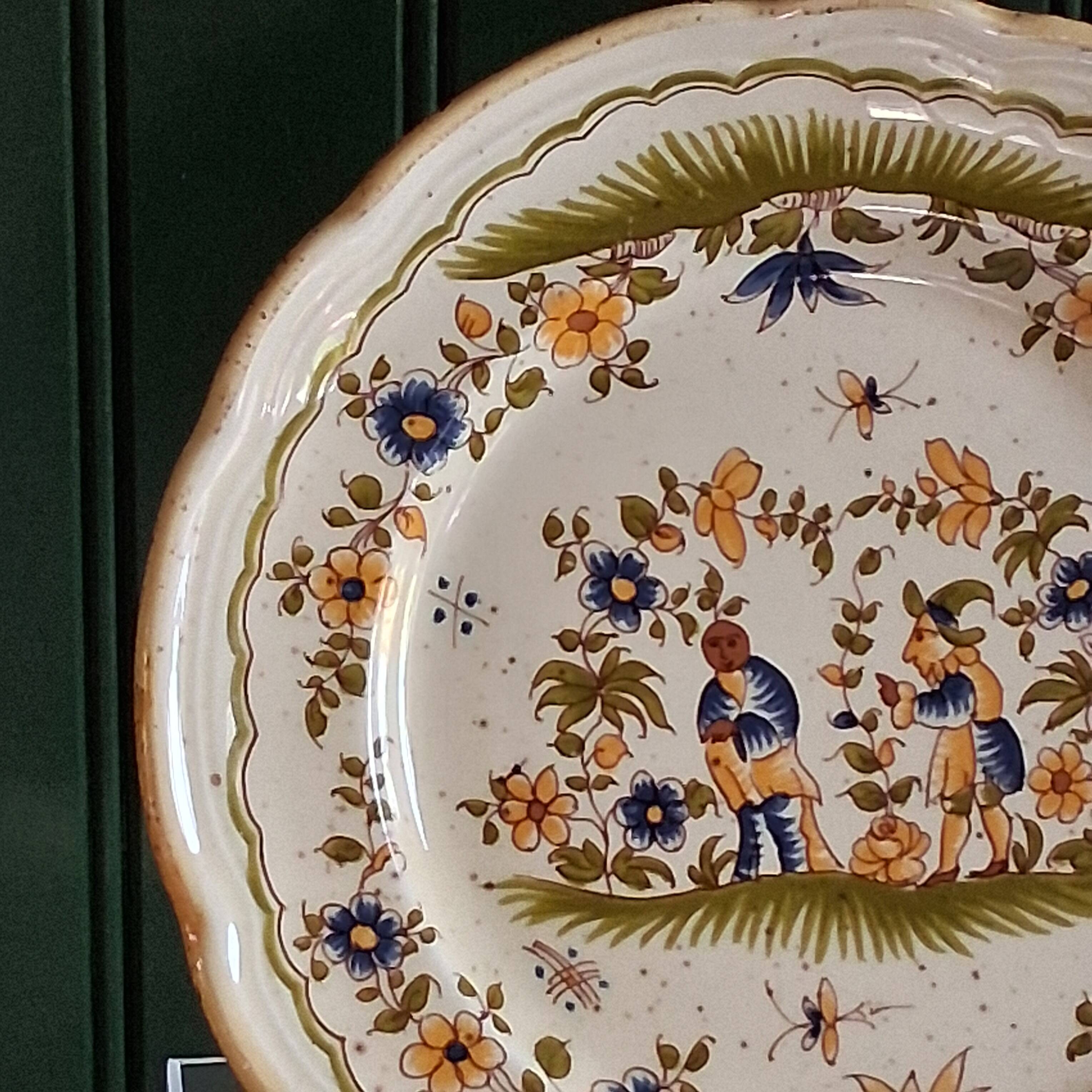 Plate "Reproduction Vieux Moustiers" in very good condition.