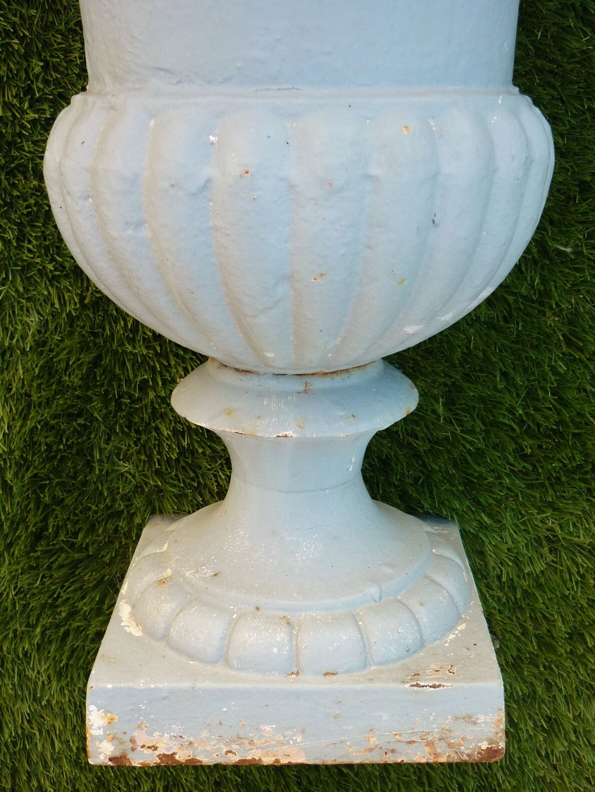 Pair of old Medici vase in cast iron, early XXth, H: 43.5cm
