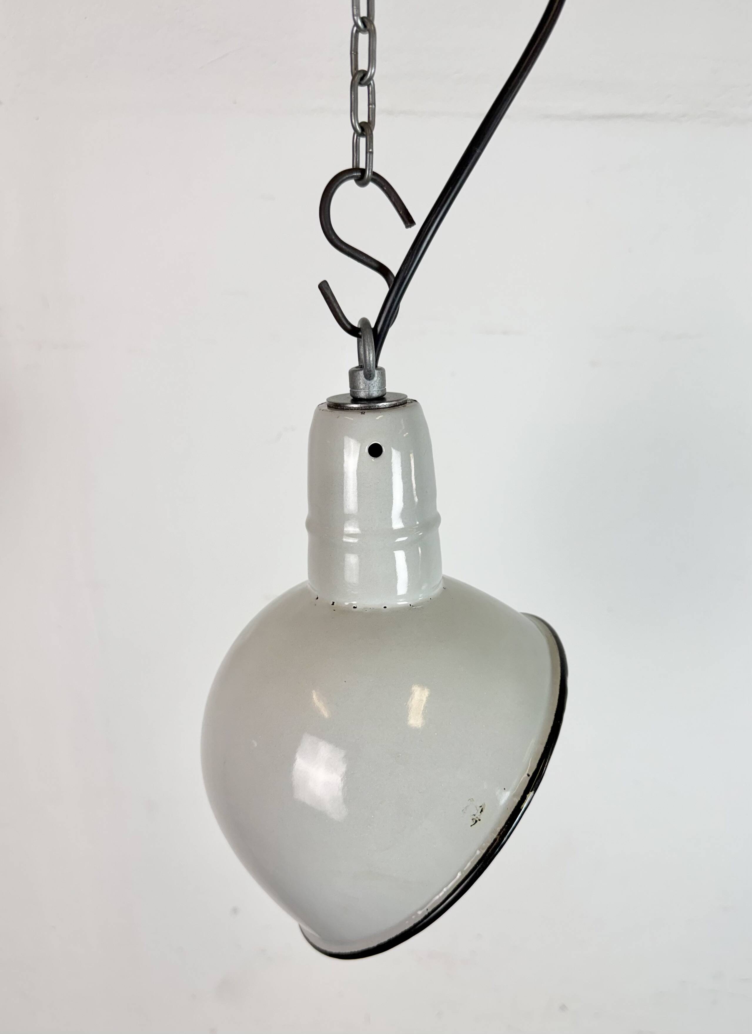 Suspension industrielle en émail gris, années 1960