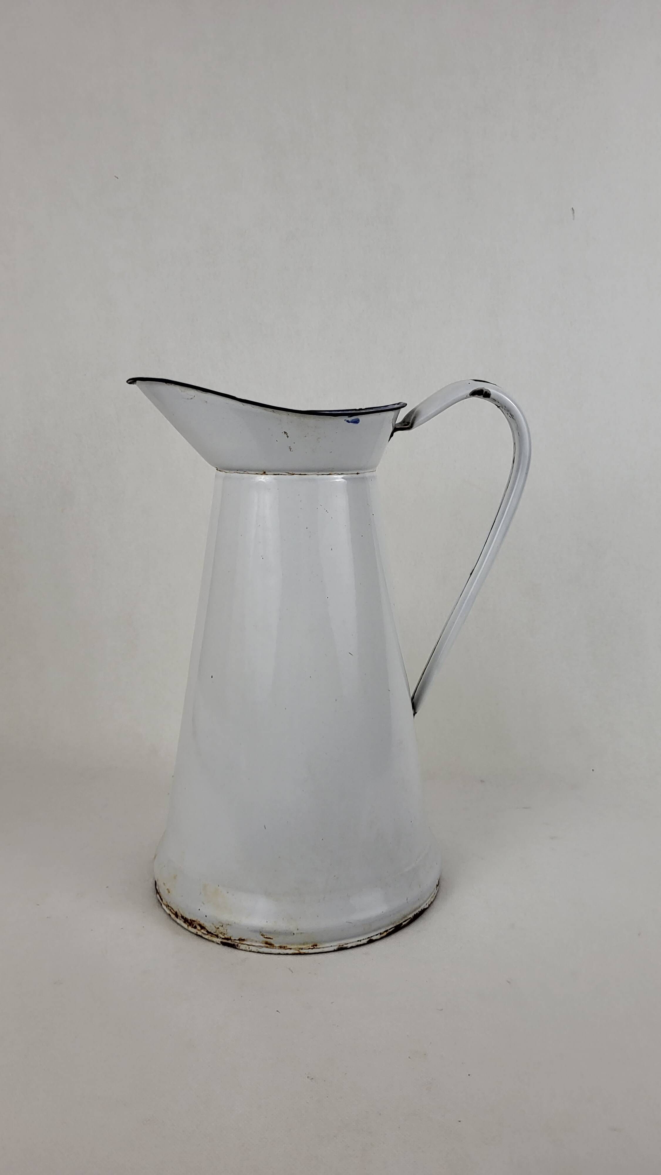 Enamelled sheet metal jug