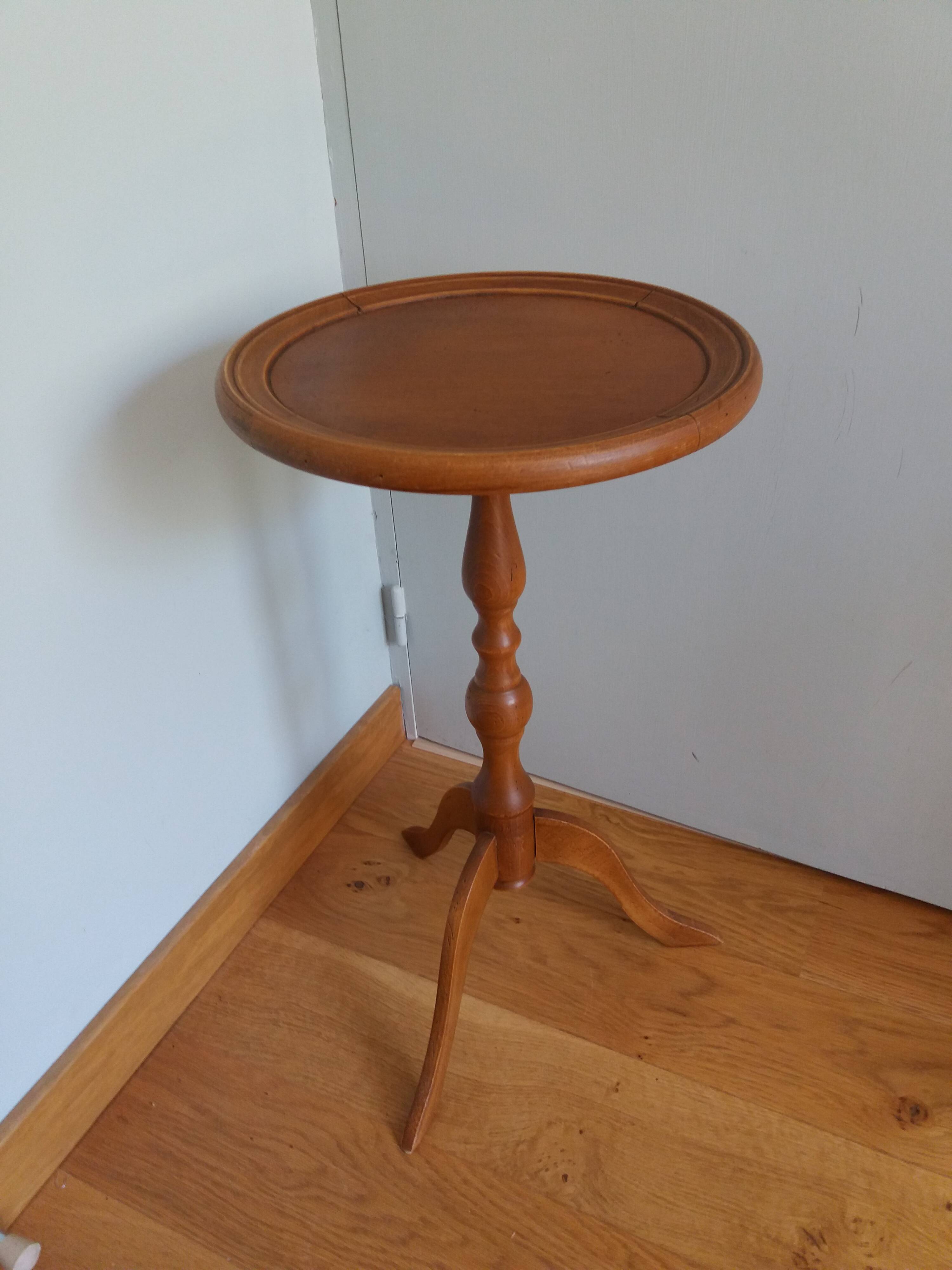 Tripod pedestal table
