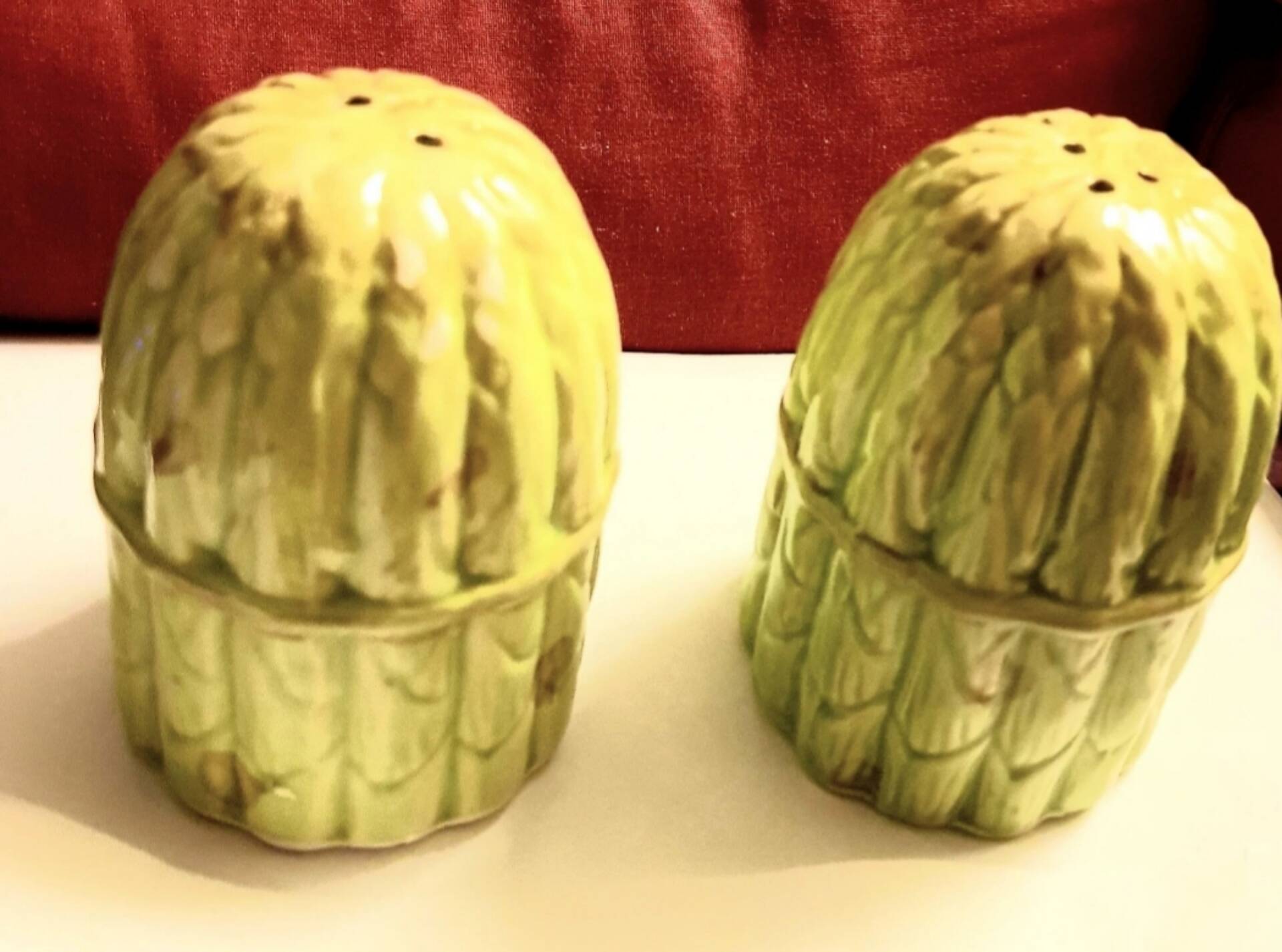 Set of salt and pepper shakers, barbotine