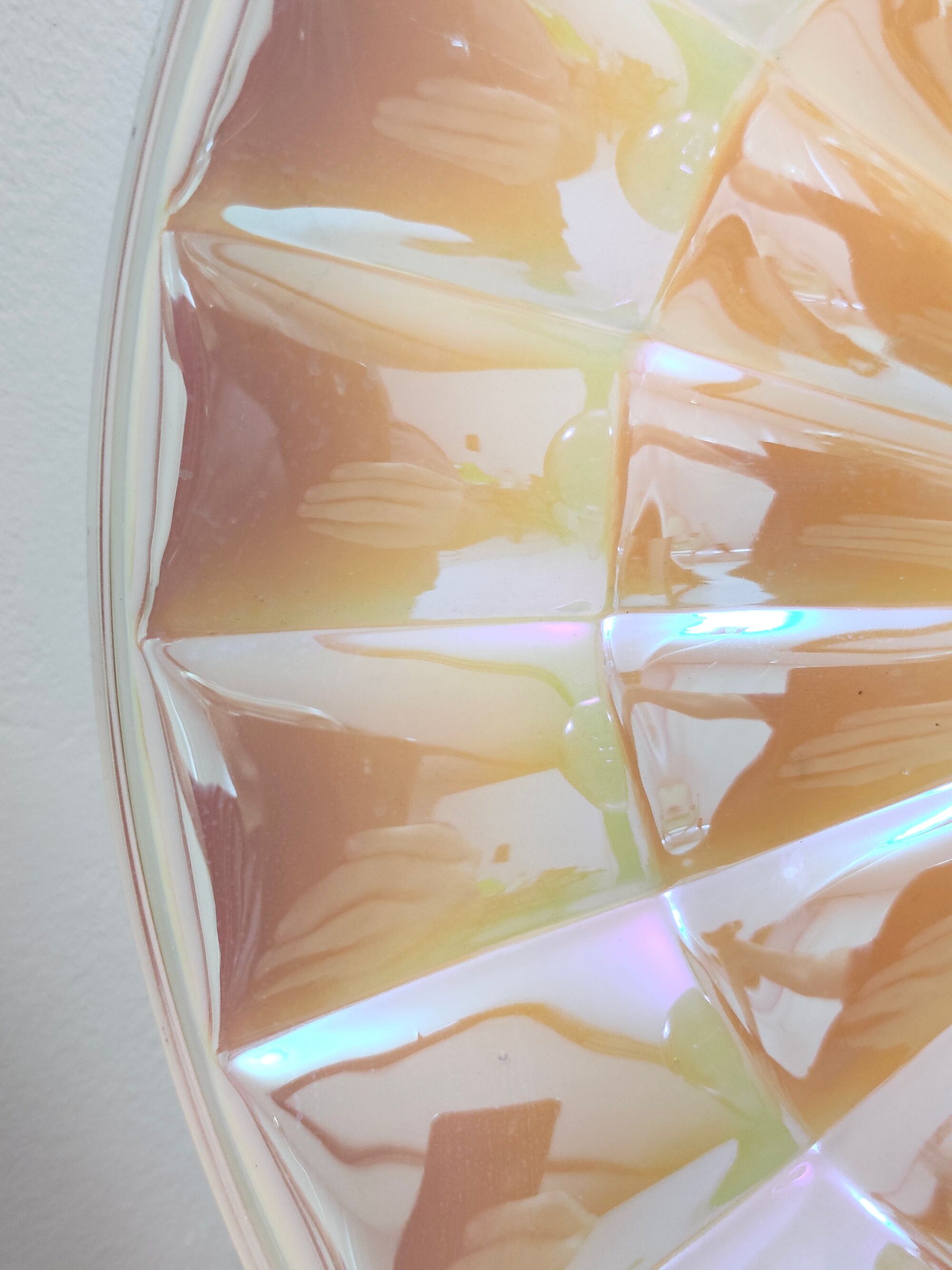 Paire d’appliques murales fractales en verre irisé et en métal verni blanc