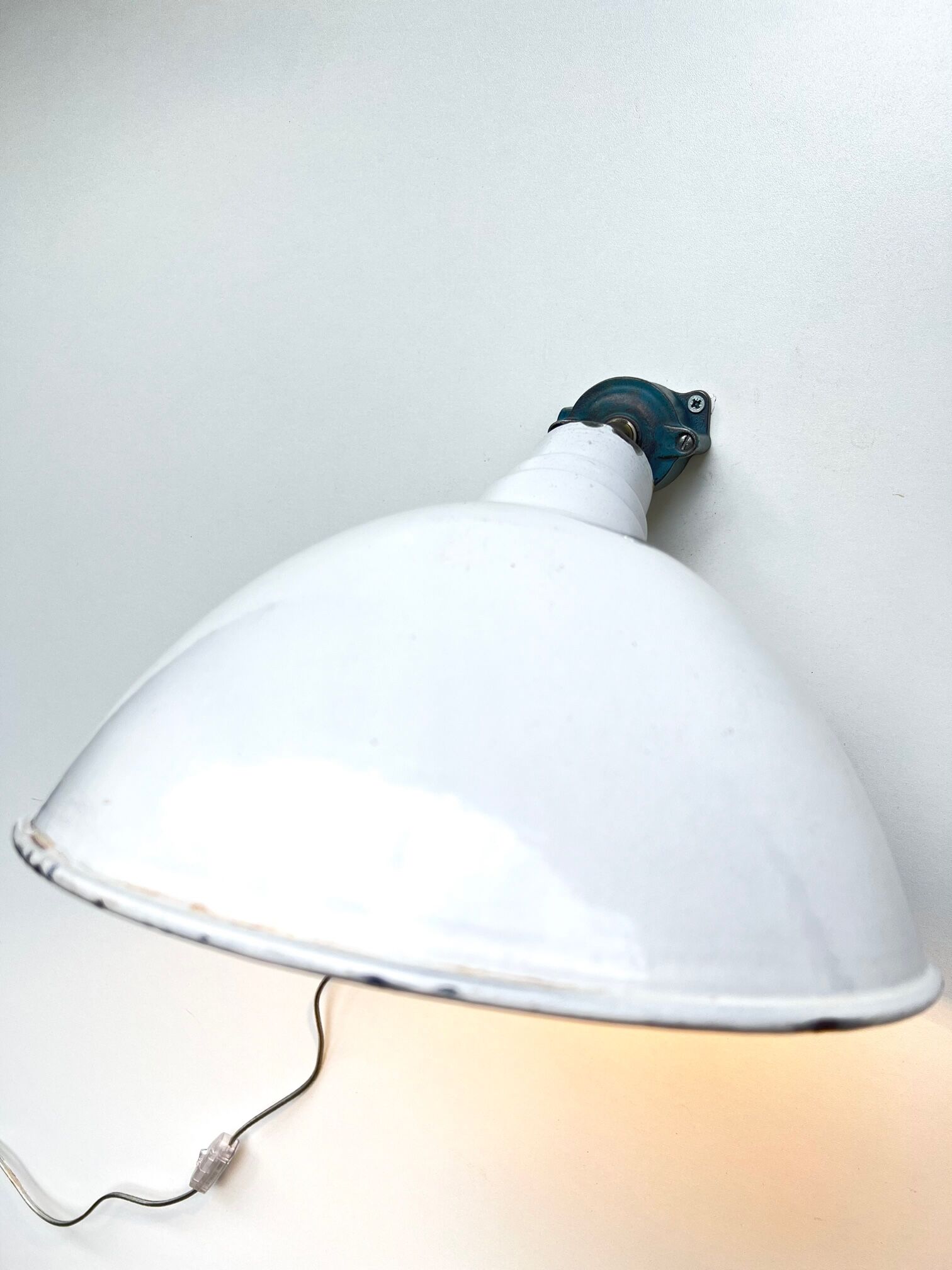 White enamelle tole wall lamp ø 31 cm brand benjamin usa