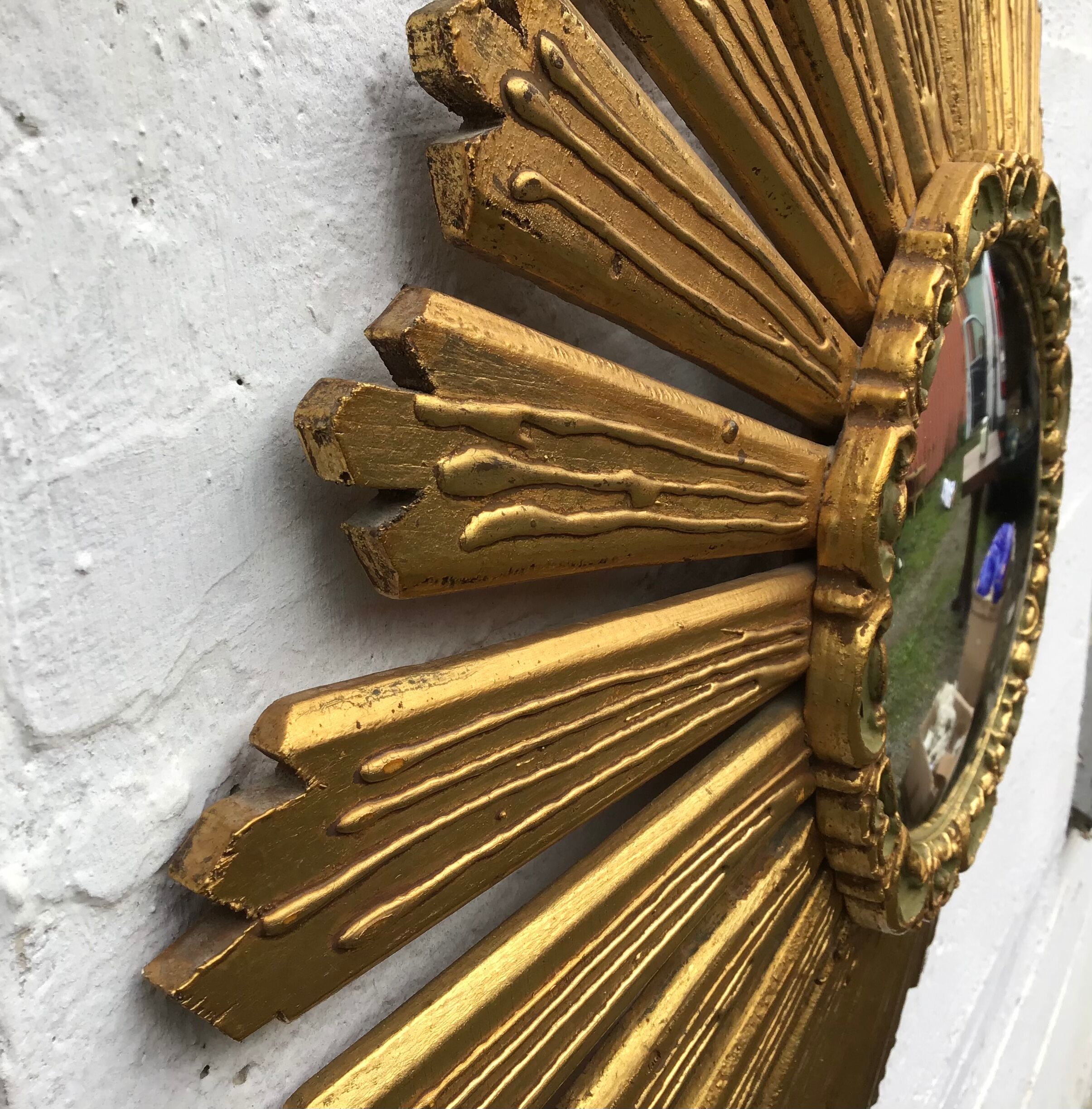 Miroir soleil, œil de sorcière, en bois doré vers 1960-70