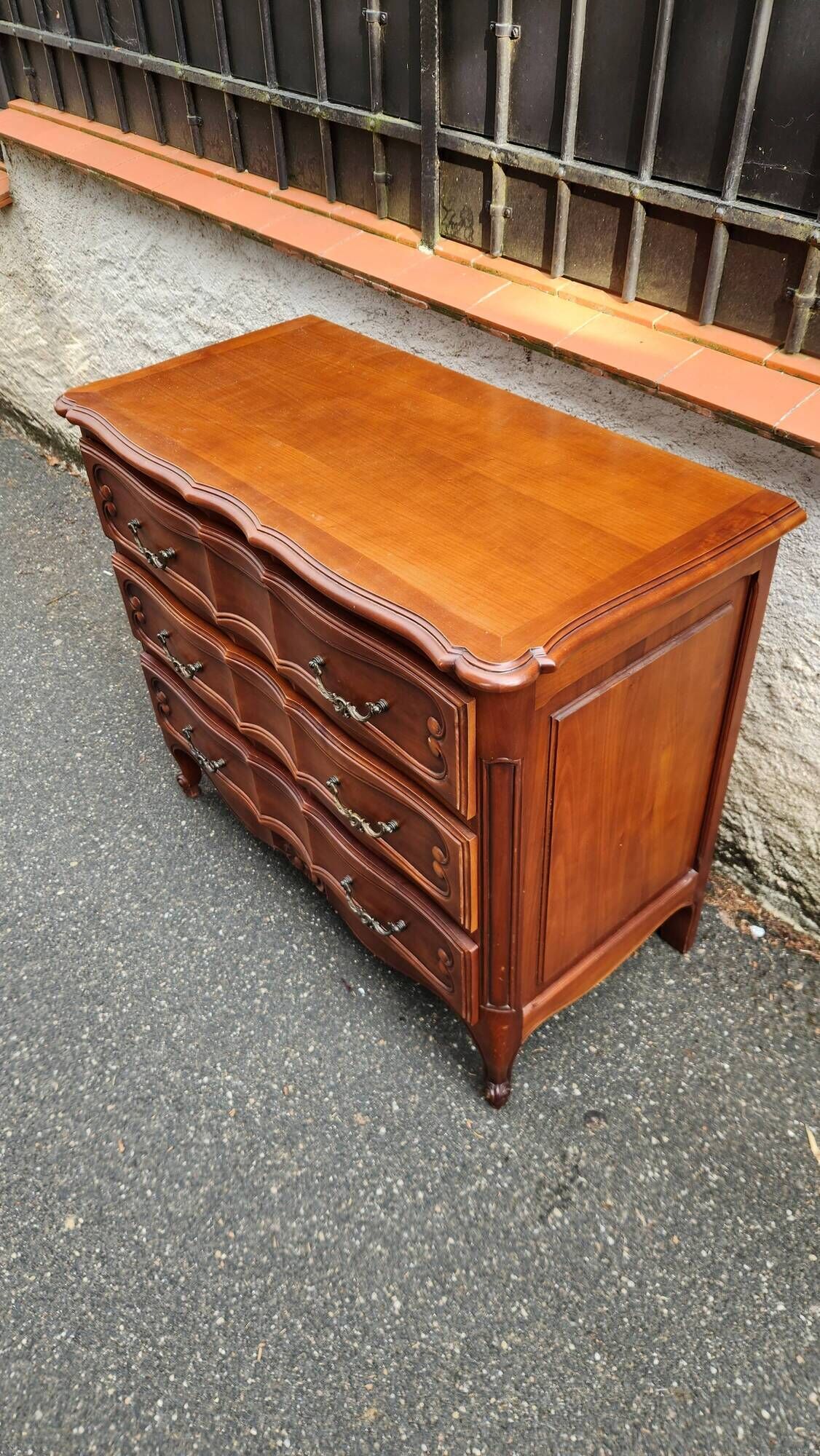 Varnished wooden chest of drawers with 3 drawers