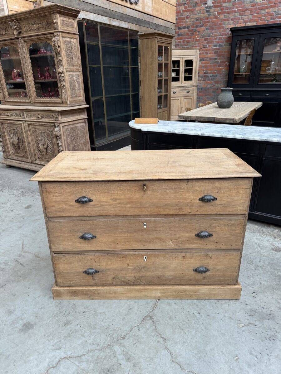 Oak chest of drawers from the early 20th century.