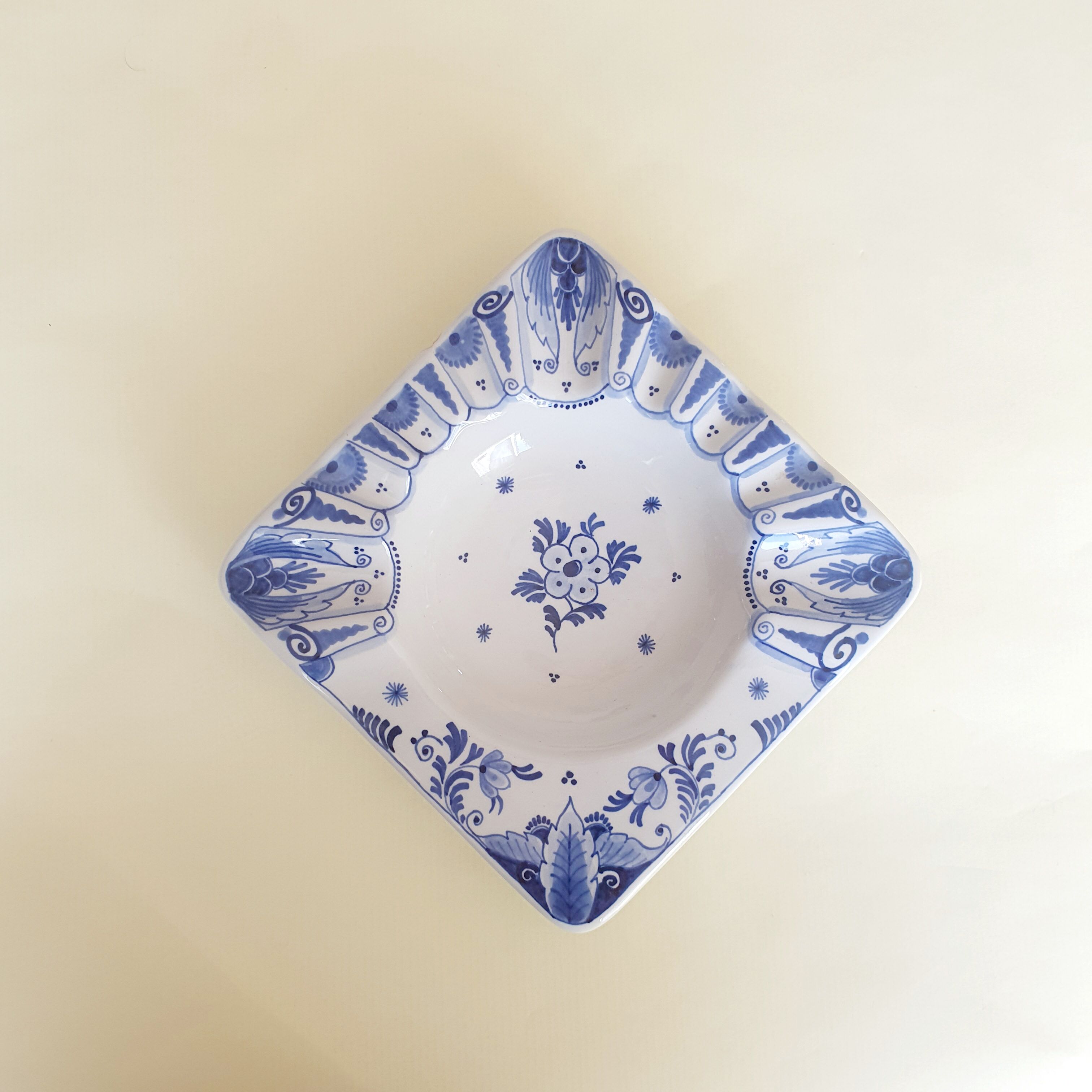 Delft porcelain pocket-empty ashtray