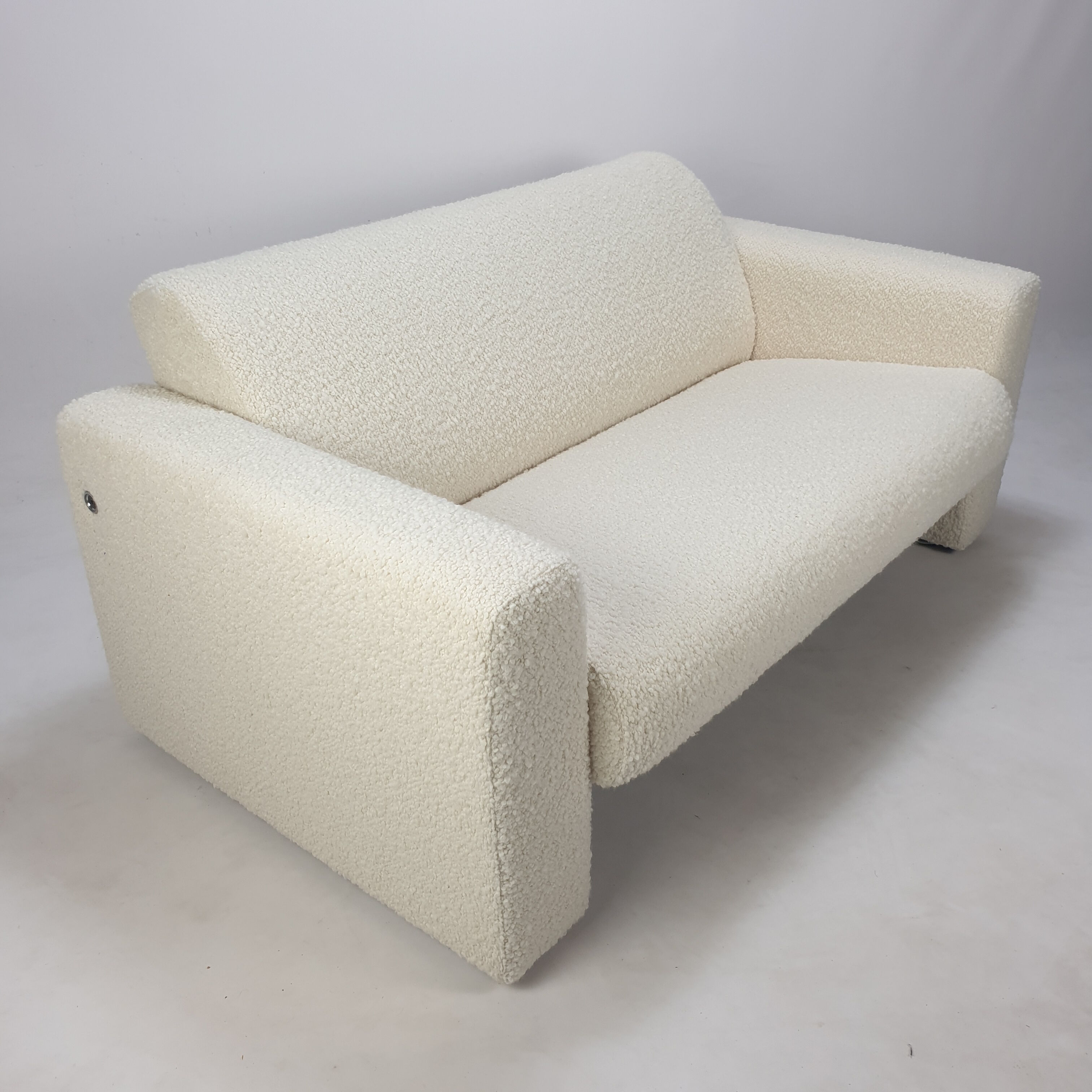 Two-seater sofa Model 691 by Artifort, 1980s.