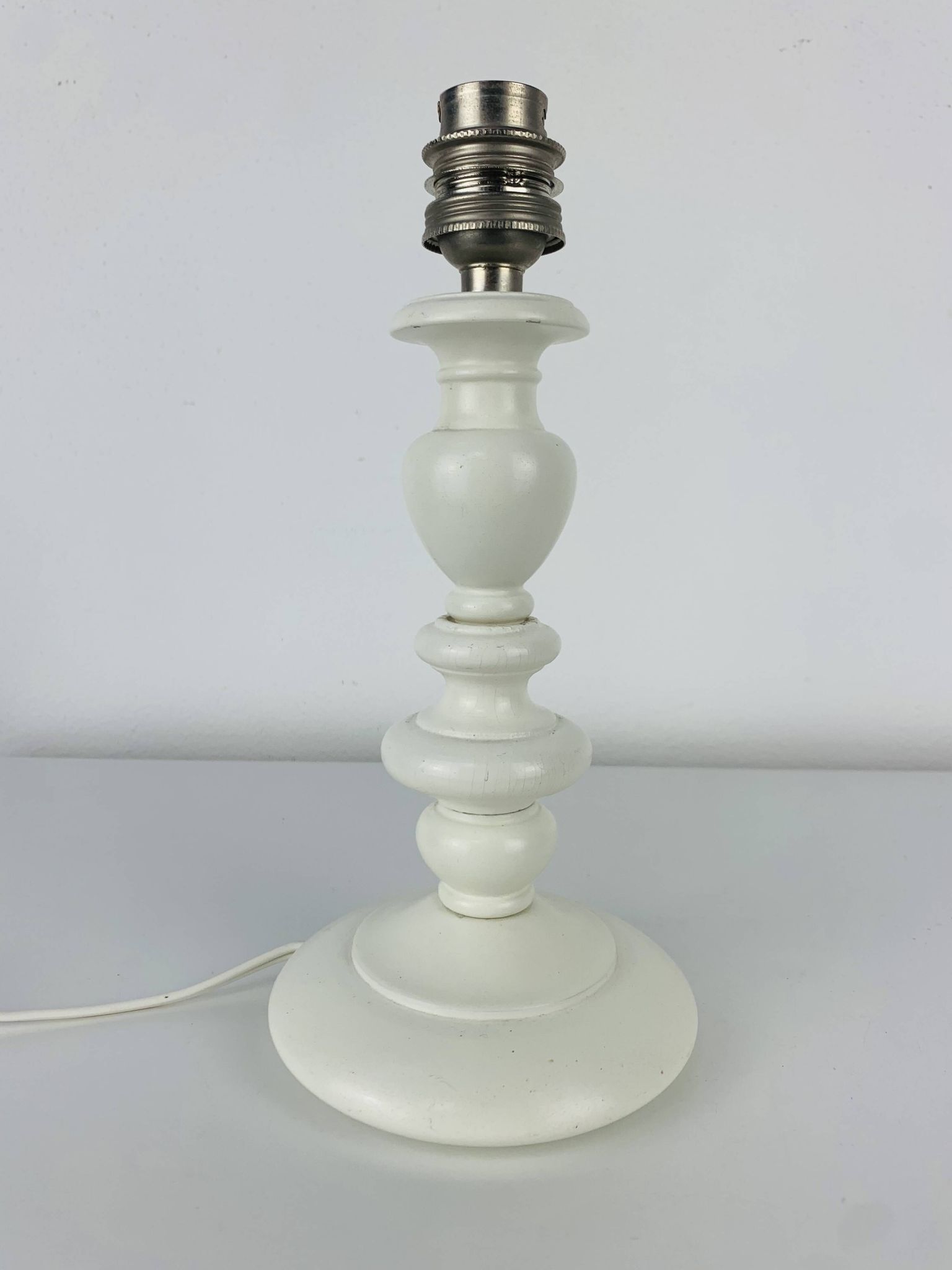 Lampe en bois tourné blanc, abat-jour en rotin, années 60