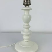 Lampe en bois tourné blanc, abat-jour en rotin, années 60