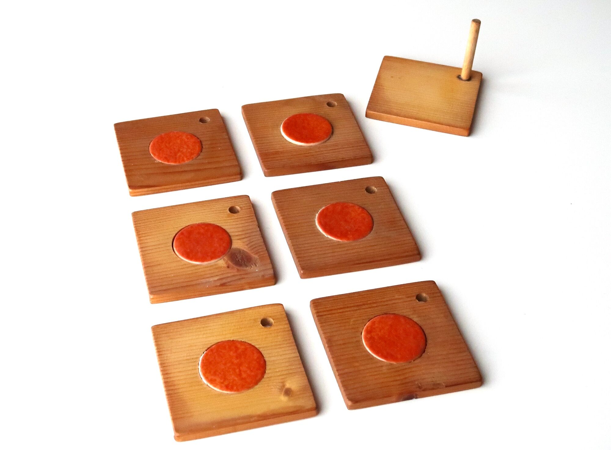 Six coasters in wood and orange ceramic, 70s