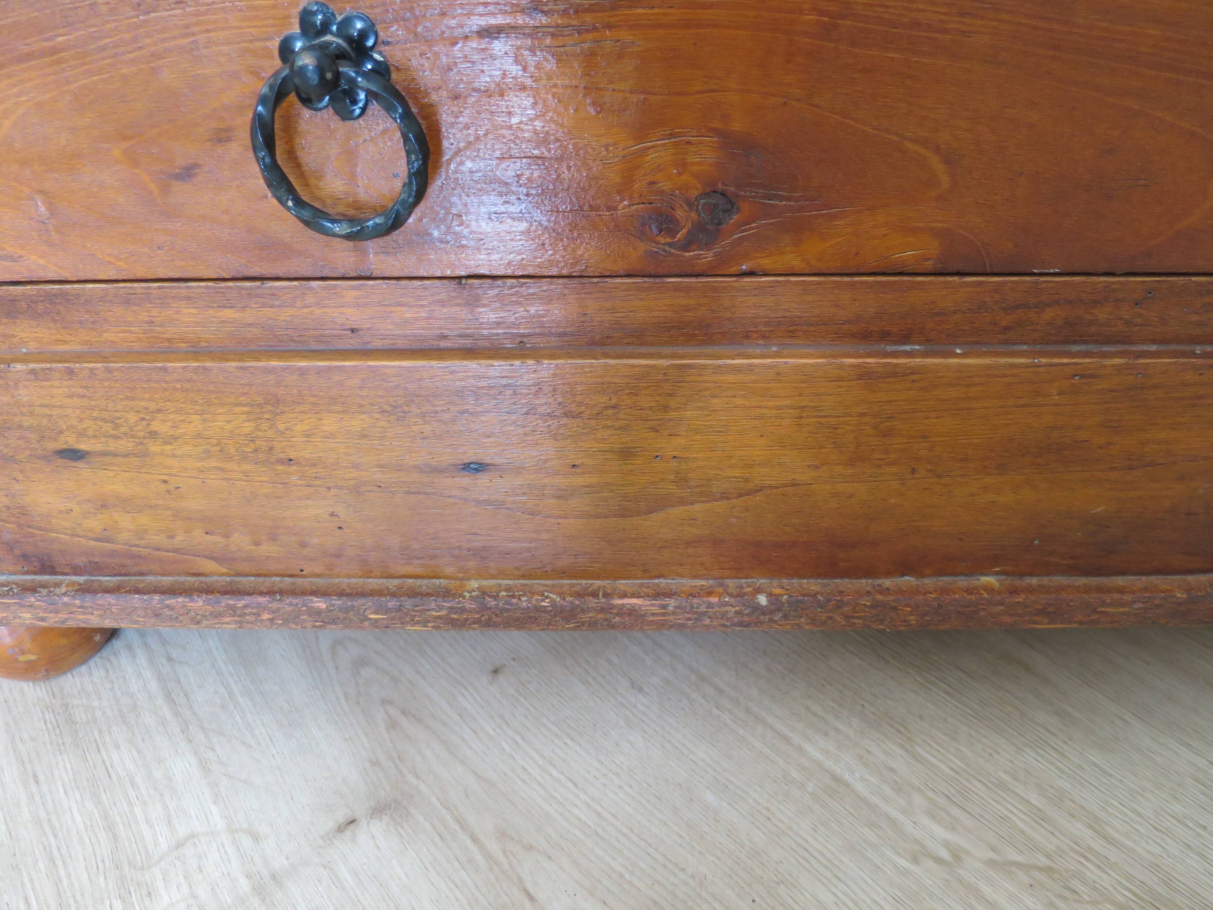 Commode 4 tiroirs en bois massif, début XXème s.