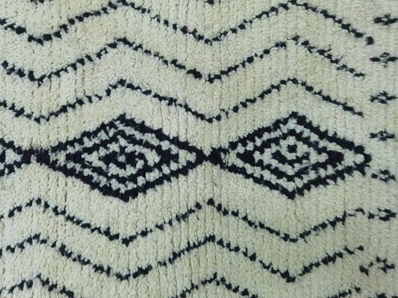 Handcrafted Moroccan rug decorated 250cm x 150cm