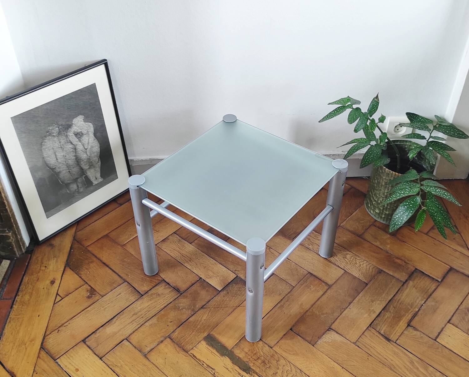 Side table / Vintage end table in frosted glass and metal – An