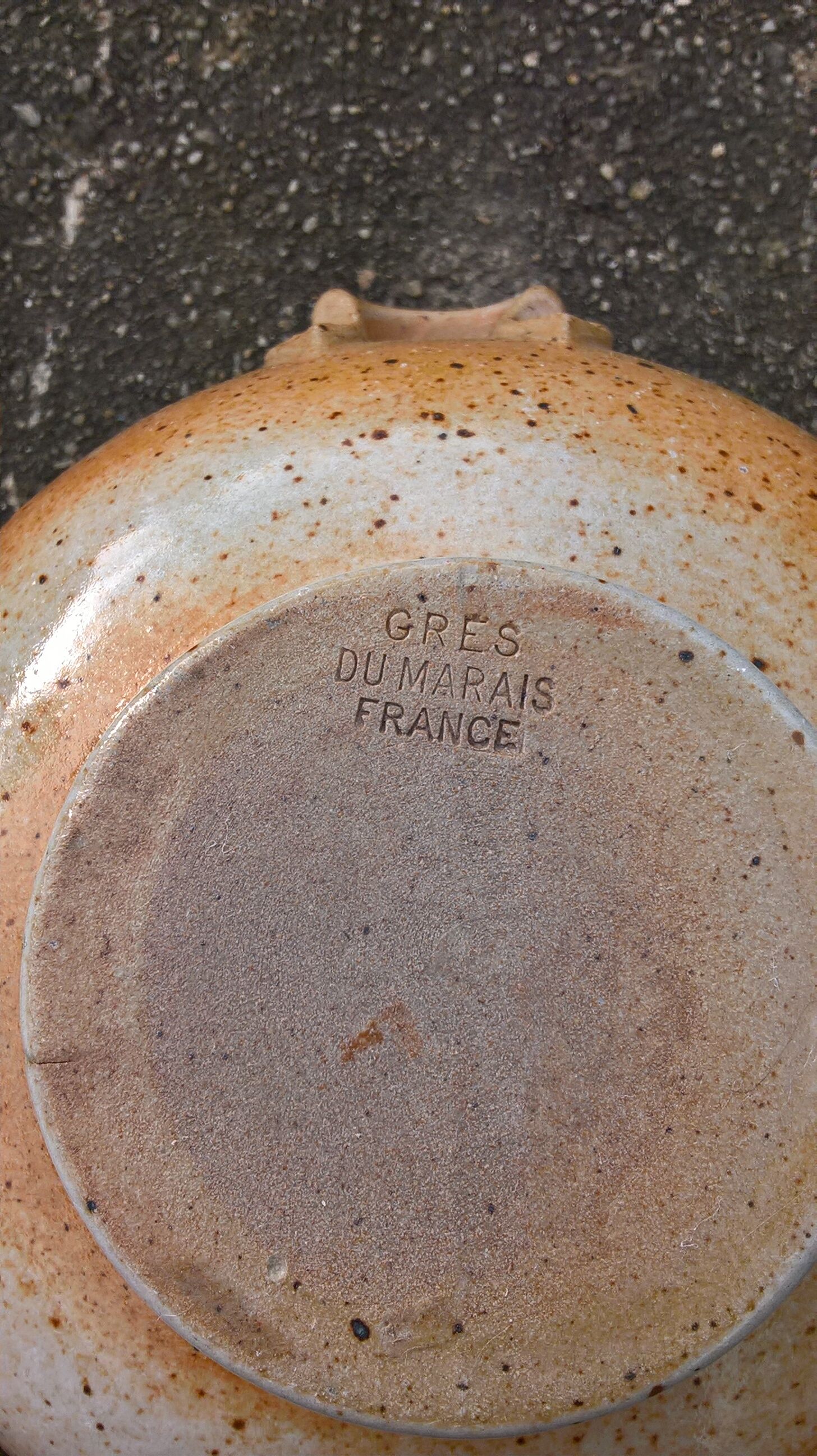 Covered bowl in Marais sandstone