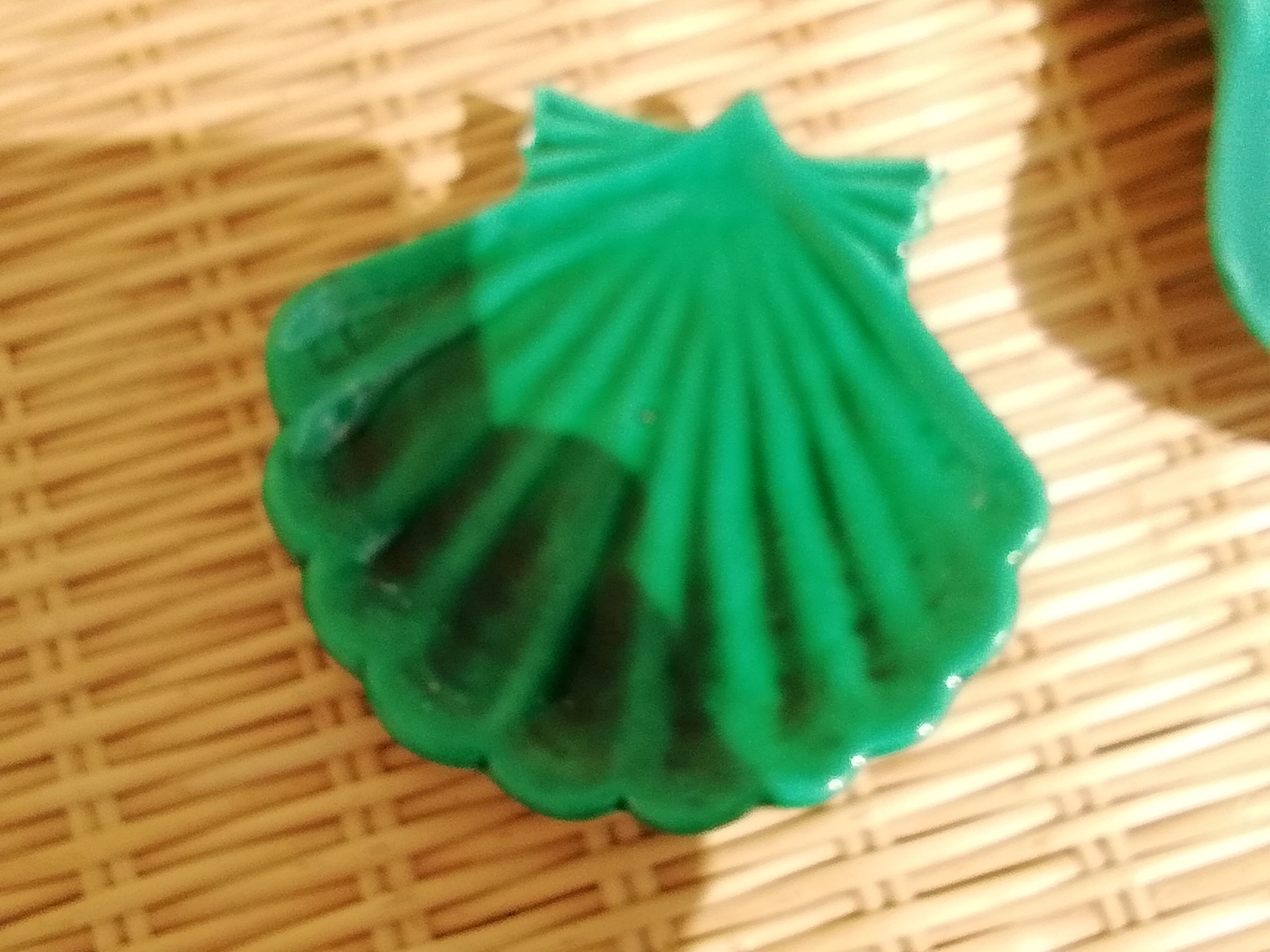 2 green ceramic scallops