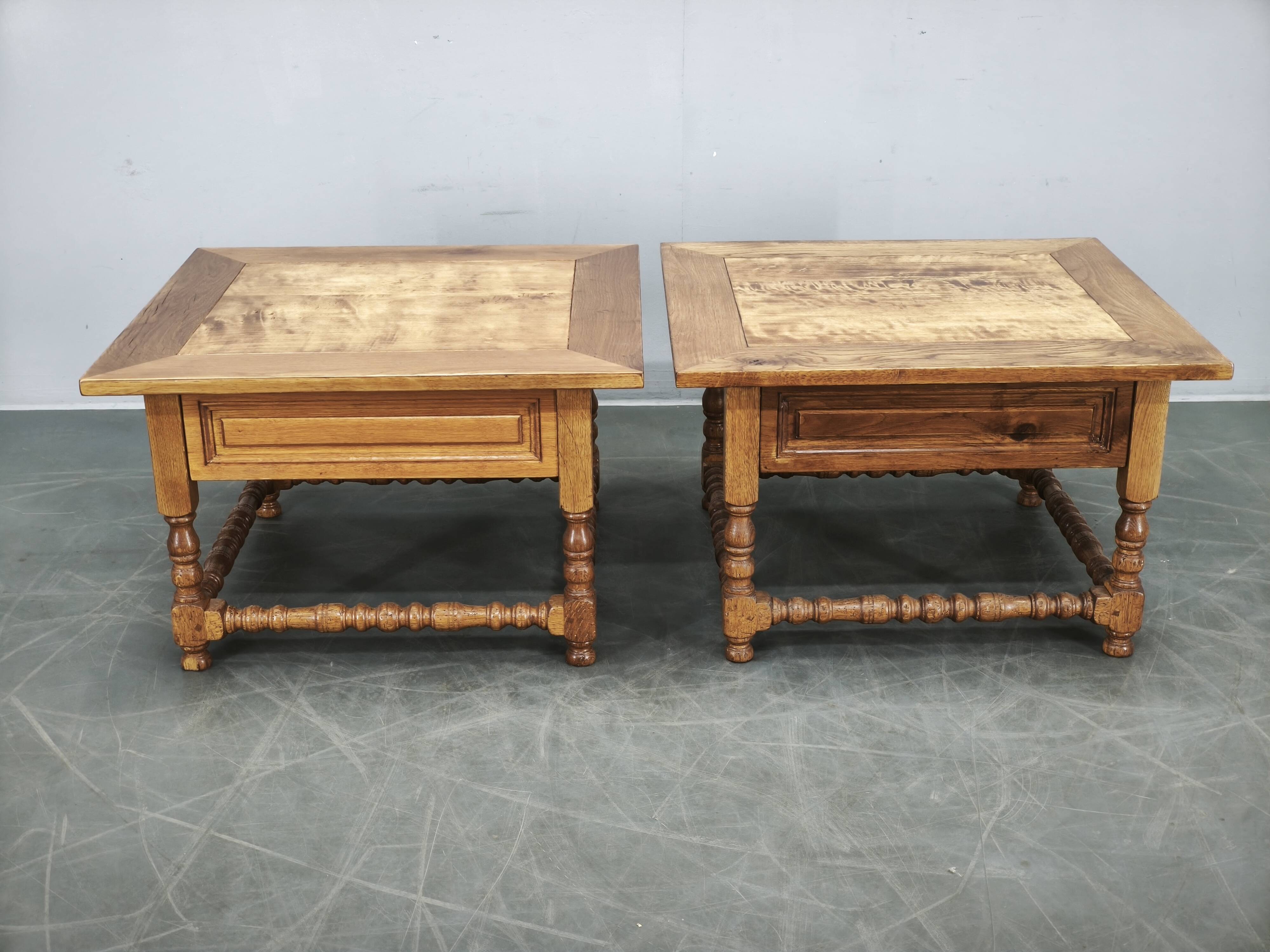 Paire de grandes tables de nuit en chêne massif européen, années 1980.