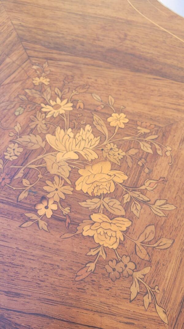 Table bureau de milieu de forme violonnée Napoléon iii 19ème en marqueterie