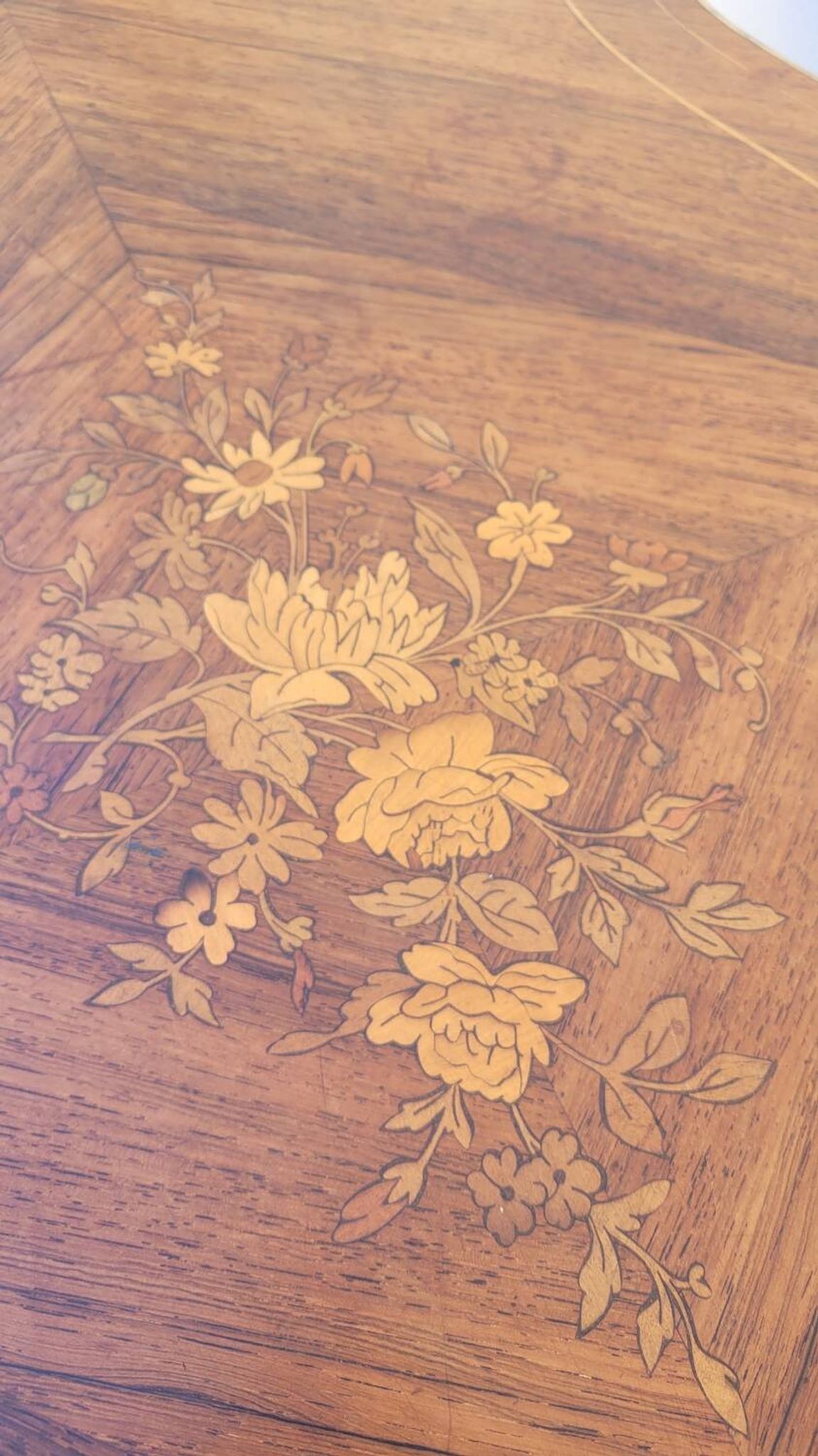 Table bureau de milieu de forme violonnée Napoléon iii 19ème en marqueterie