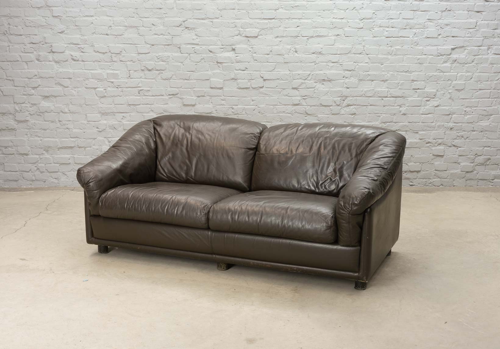 Comfortable Leolux Seal Brown Leather Two-Seater Sofa. The Netherlands, 70s