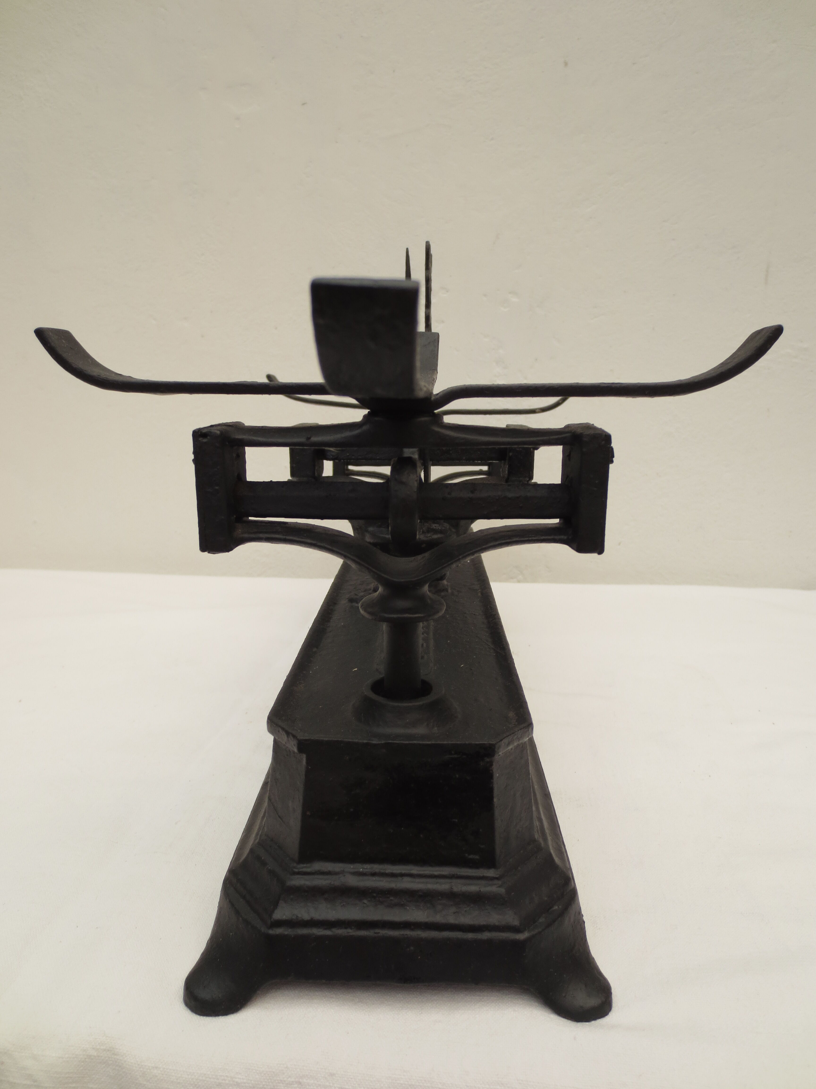 Old complete roberval balance in black cast iron with fine lines (force 5 kg)