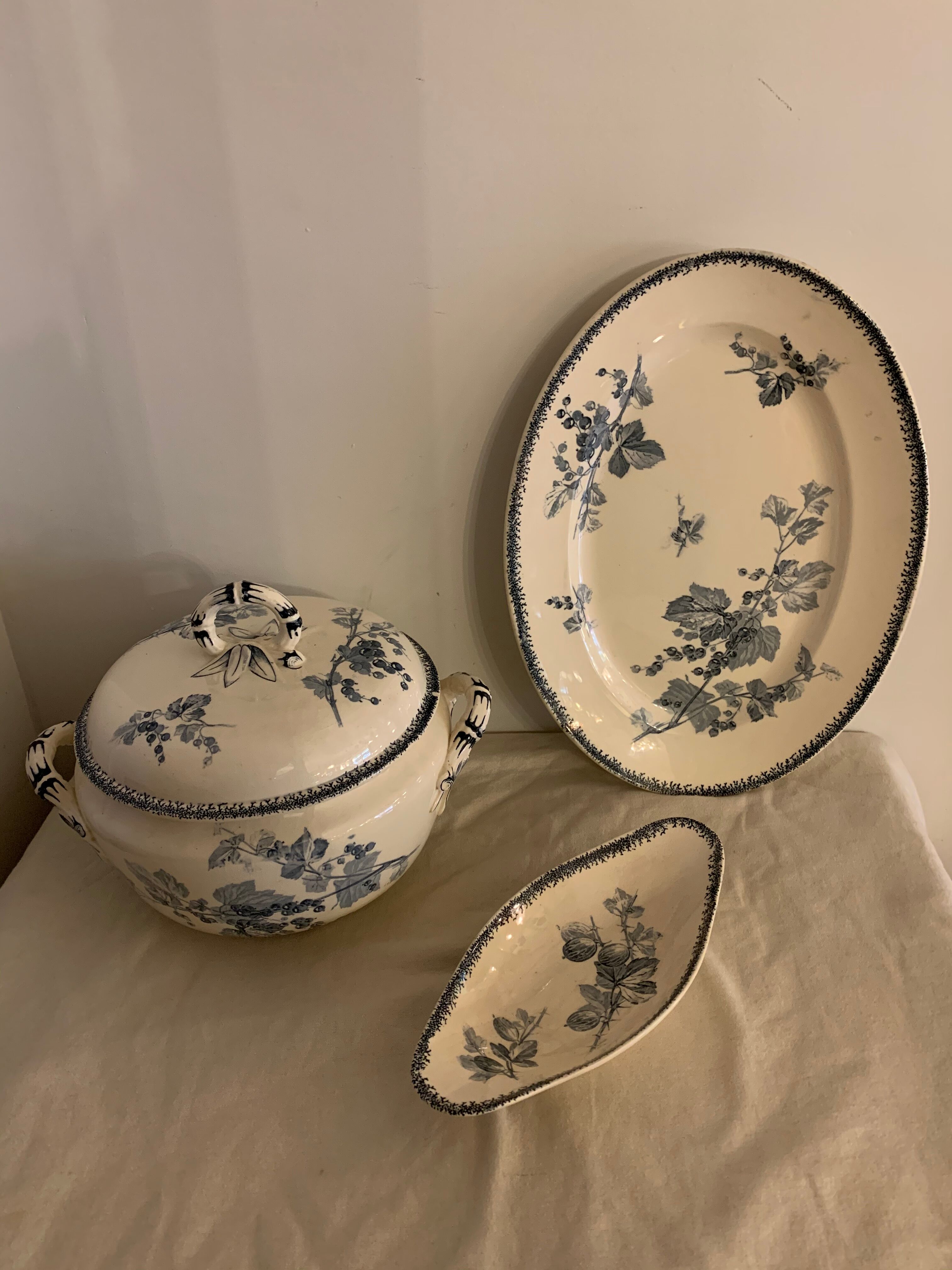 Soupière ravier and dish old blue porcelain Sarreguemines model Groseilles