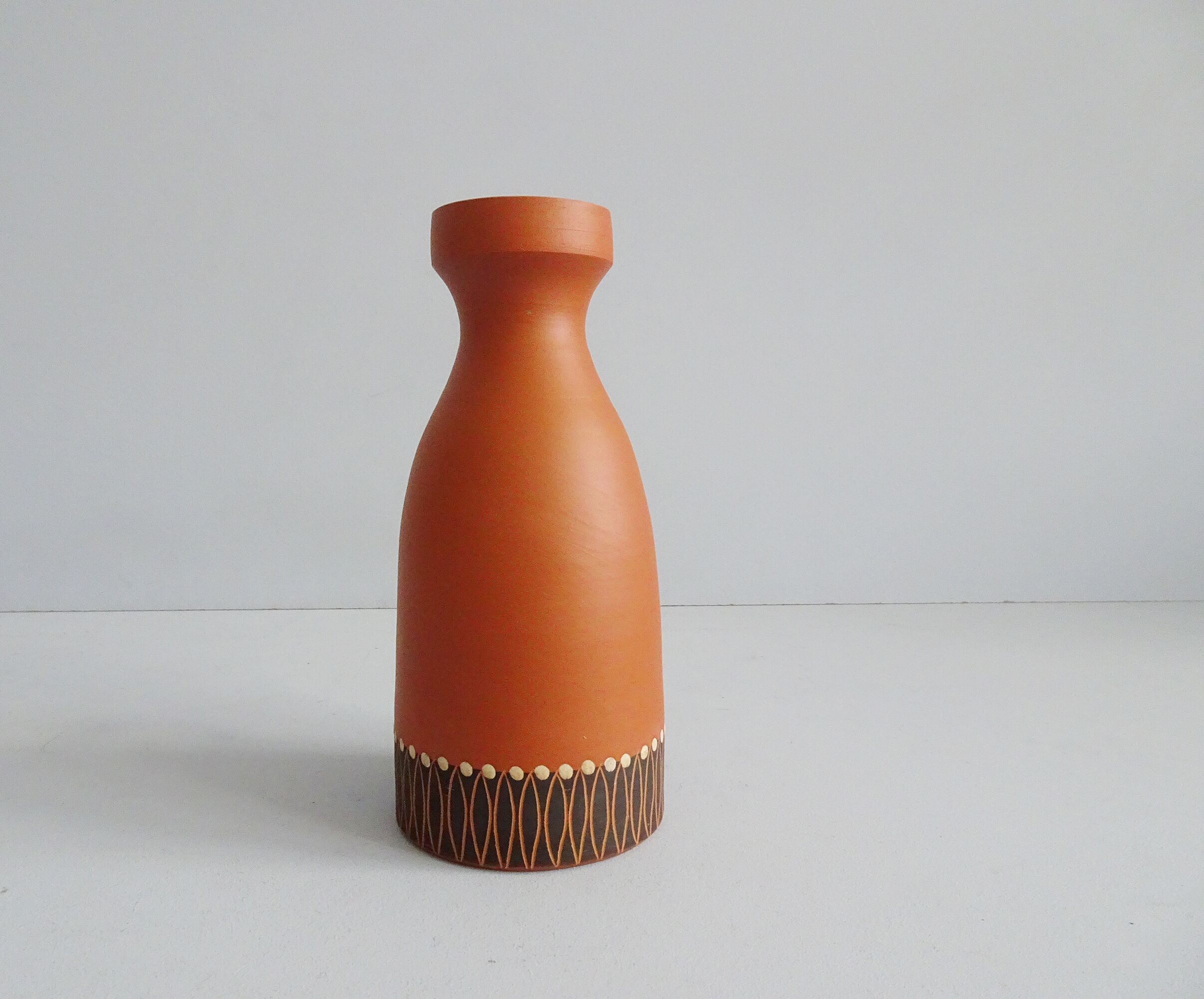 Vase en terre cuite au décor incisé, peint à la main