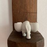 Petit éléphant en biscuit de porcelaine, salerons du 19e siècle