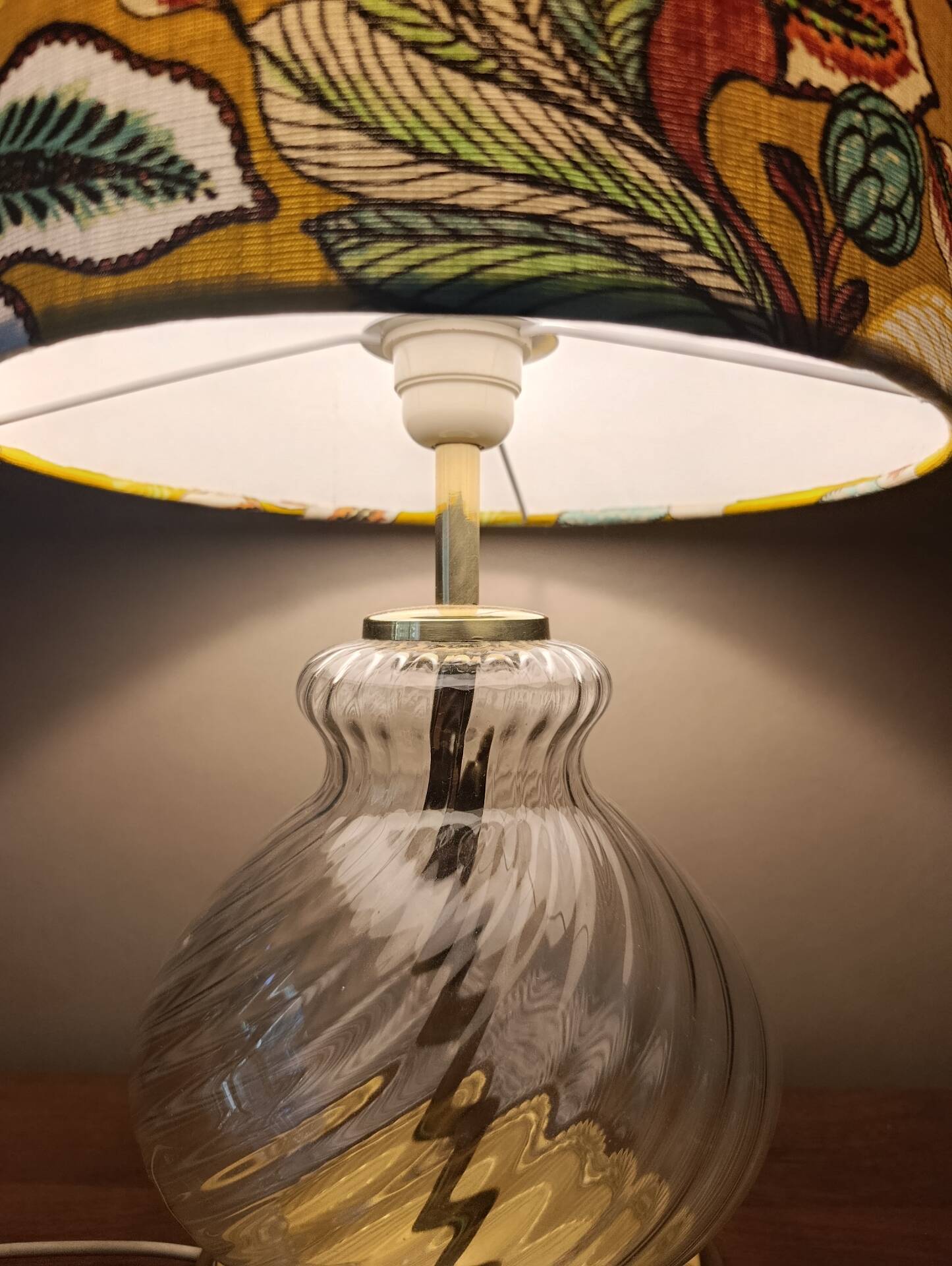 Hollywood Regency style lamp | Chic printed botanical lampshade